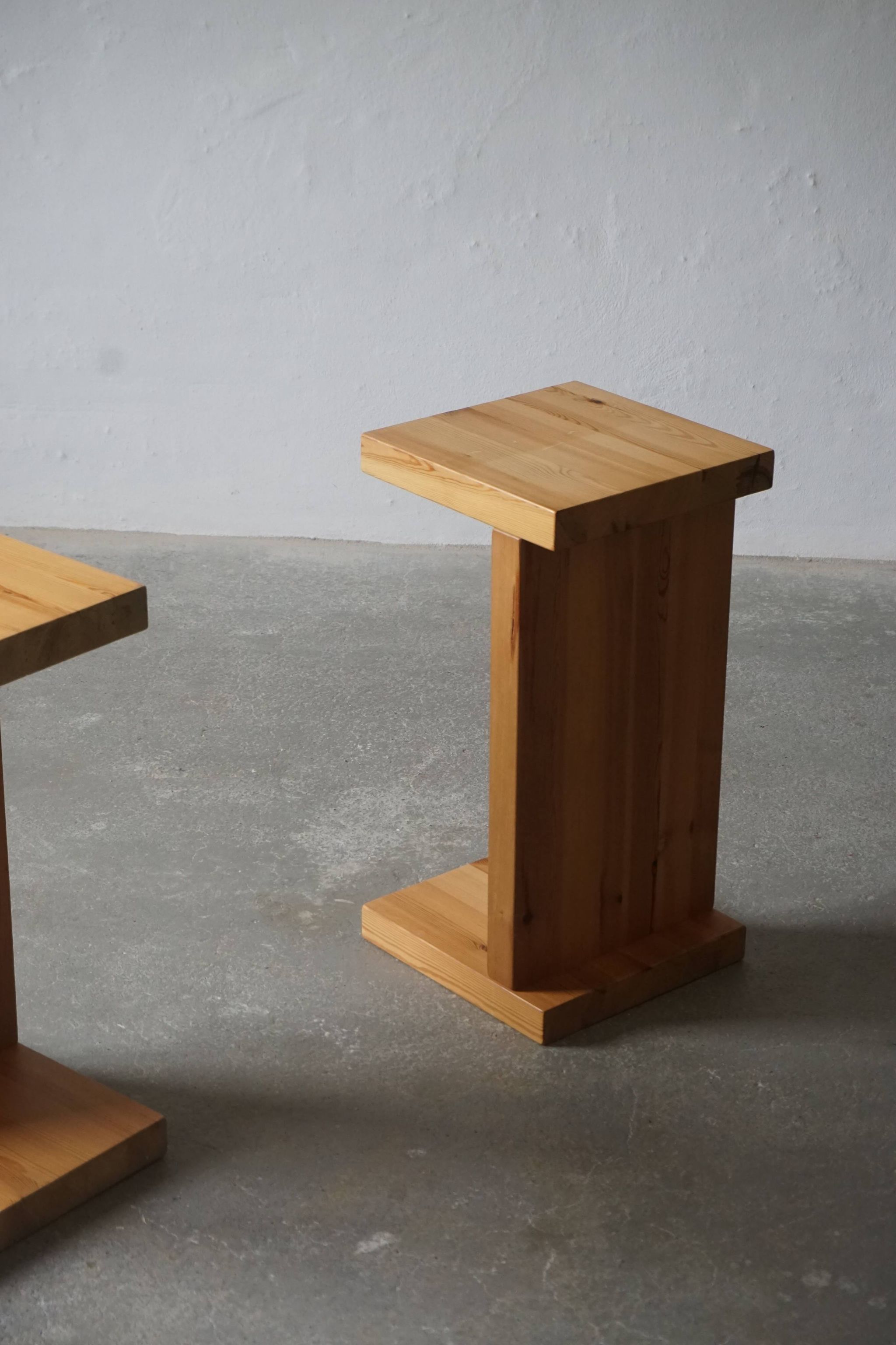 Paire de stands de nuit modernes et brutalistes scandinaves en pin massif, années 1970