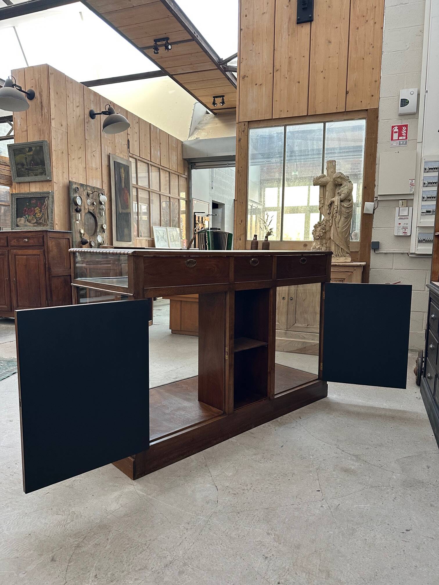 Early 20th century display counter