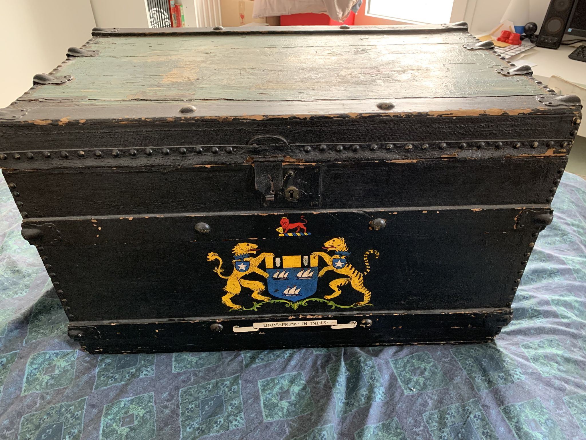 Ancien coffre de marine anglais peint