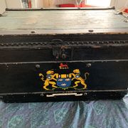 Ancien coffre de marine anglais peint