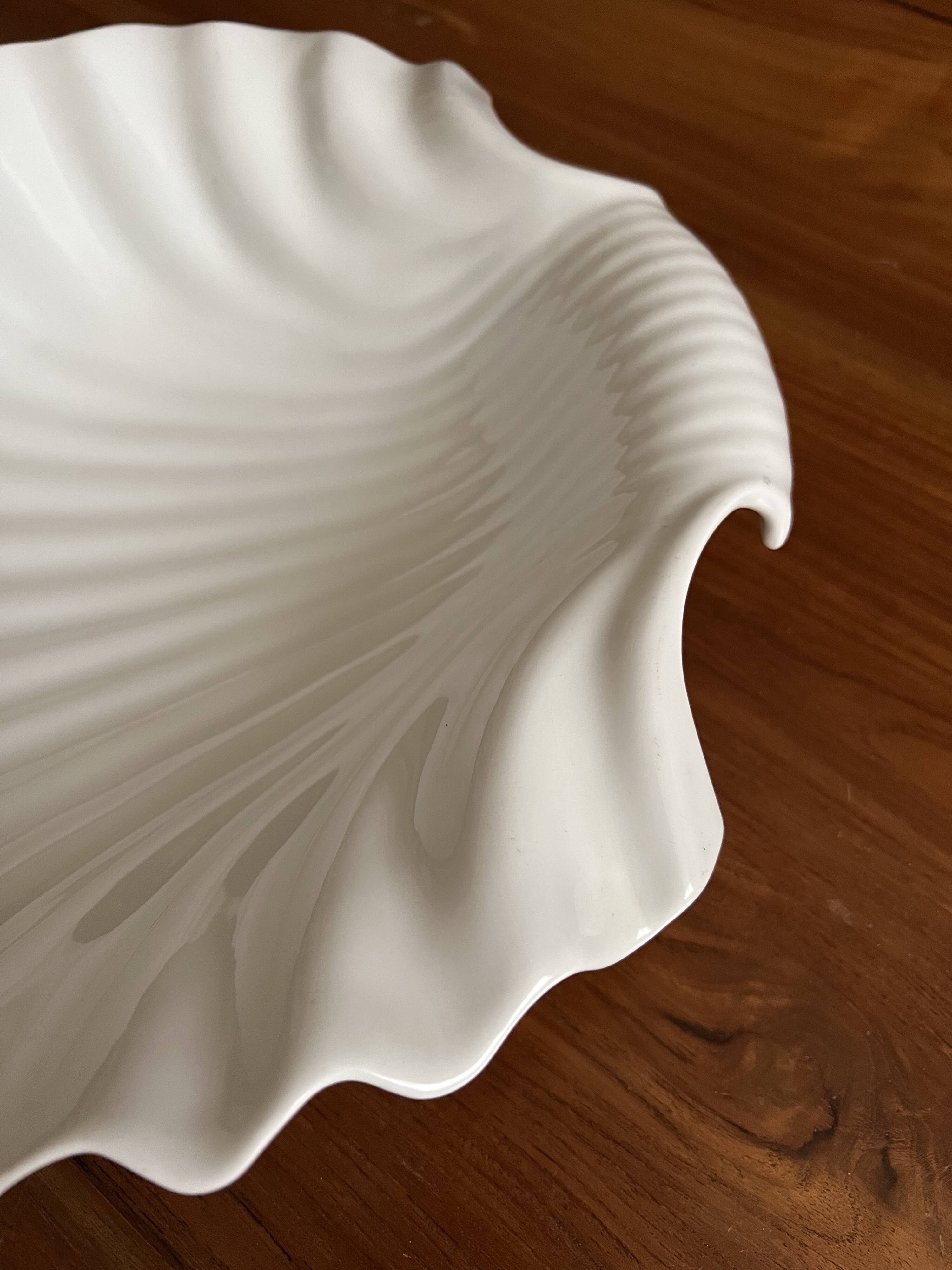 Large shell-shaped dish – white porcelain – Width 31 cm