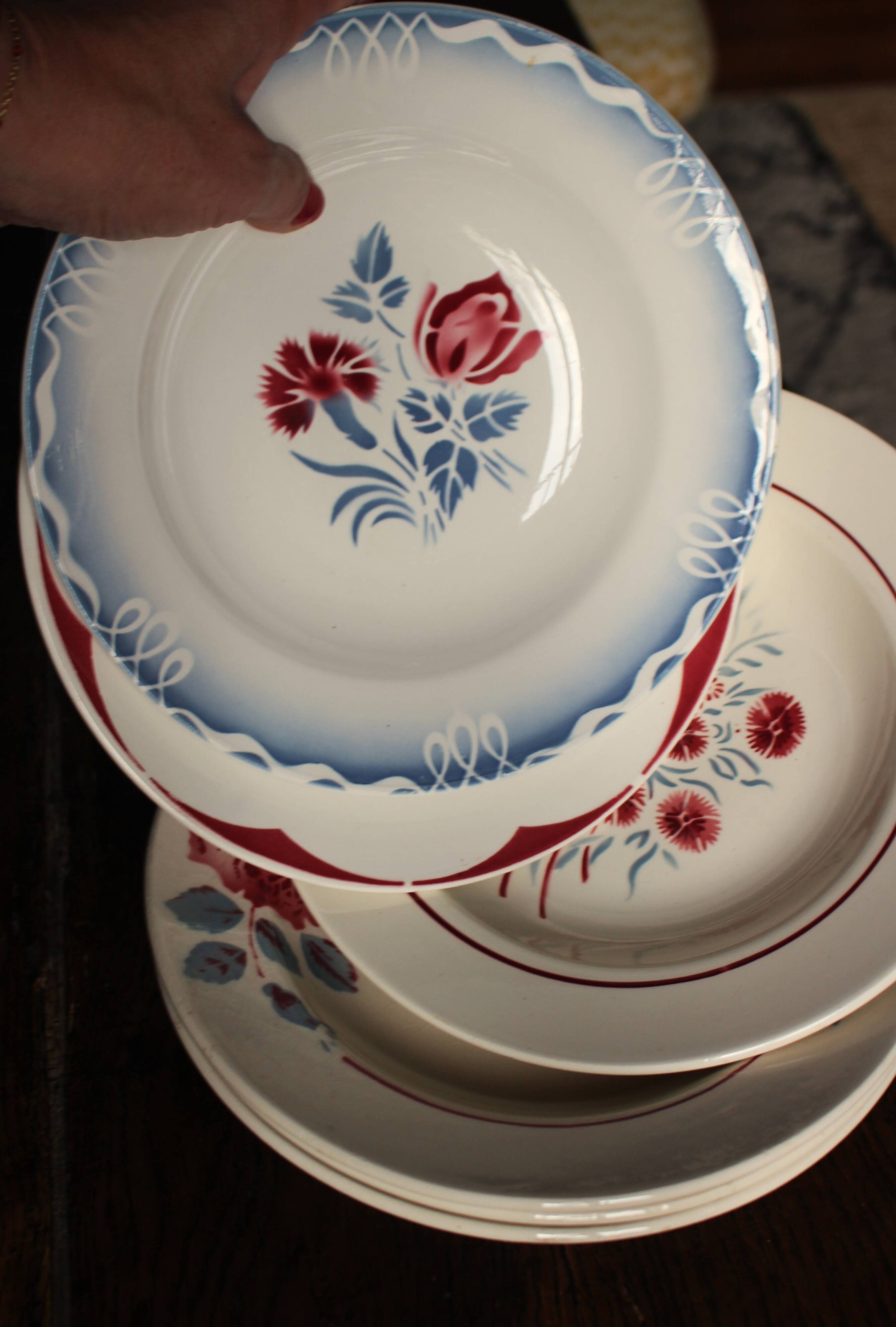 6 mismatched red and blue Art Deco soup plates, Badonviller Digoin
