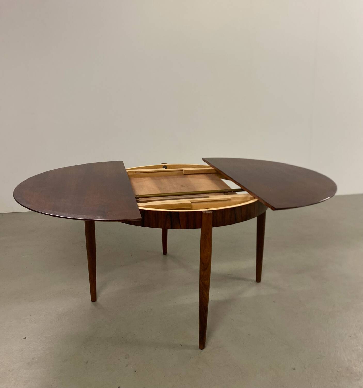 Table à manger ronde en palissandre extensible des années 1960 MidCentury