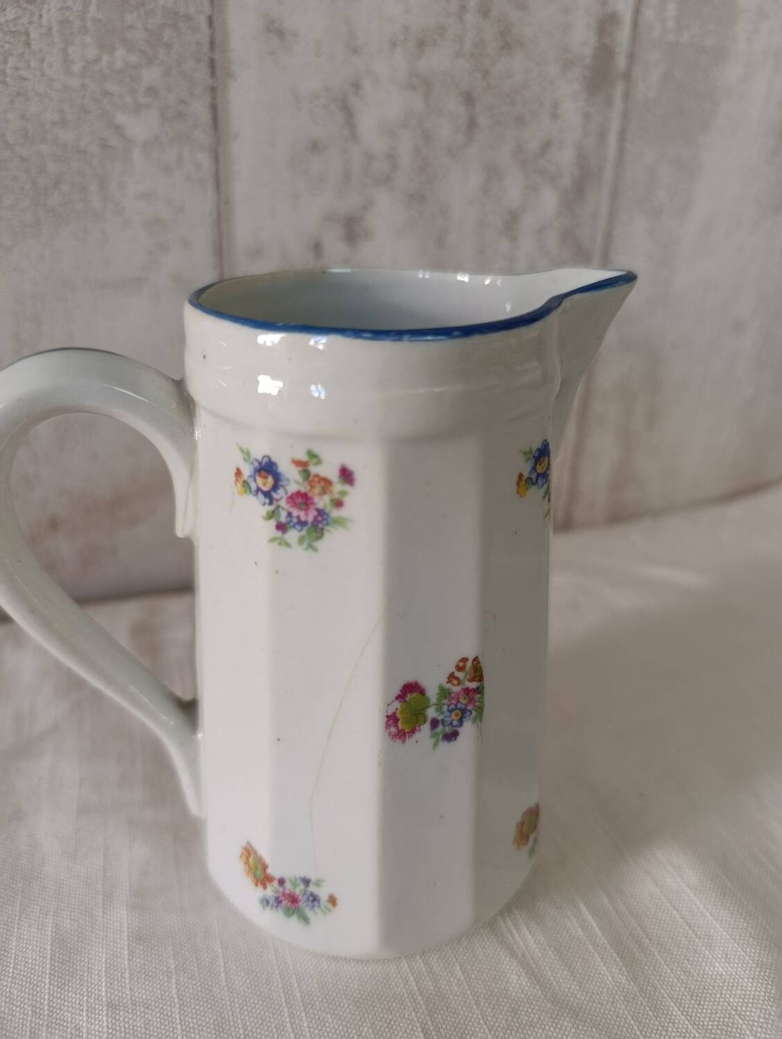 Pot à lait en faïence motifs petites fleurs