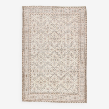 Bordered vintage rug, 218x326cm