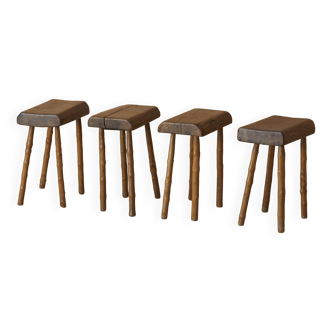 Suite de 4 tabourets brutalistes artisanaux en bois massif circa 1960