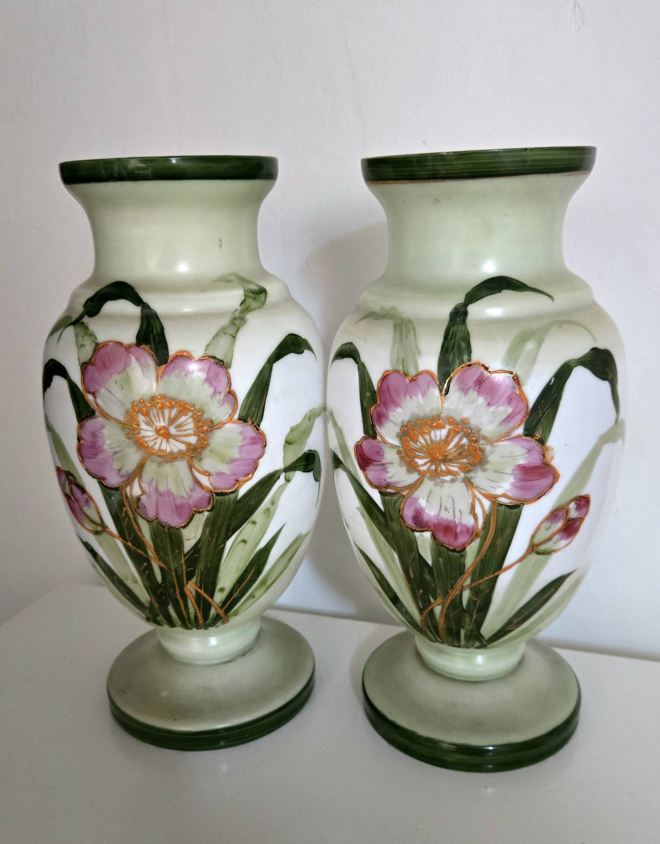 Opaline vase from the Napoléon III period.