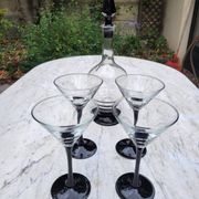 4 verres à cocktail et carafe assortie