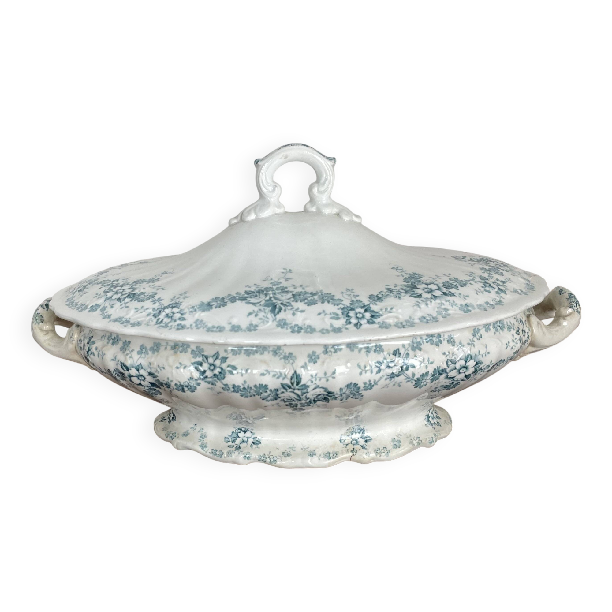 Covered dish, vegetable dish in Maastricht earthenware, Clara model