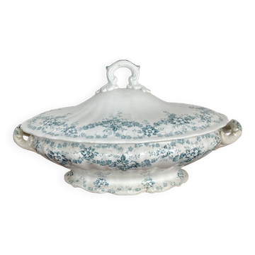 Covered dish, vegetable dish in Maastricht earthenware, Clara model