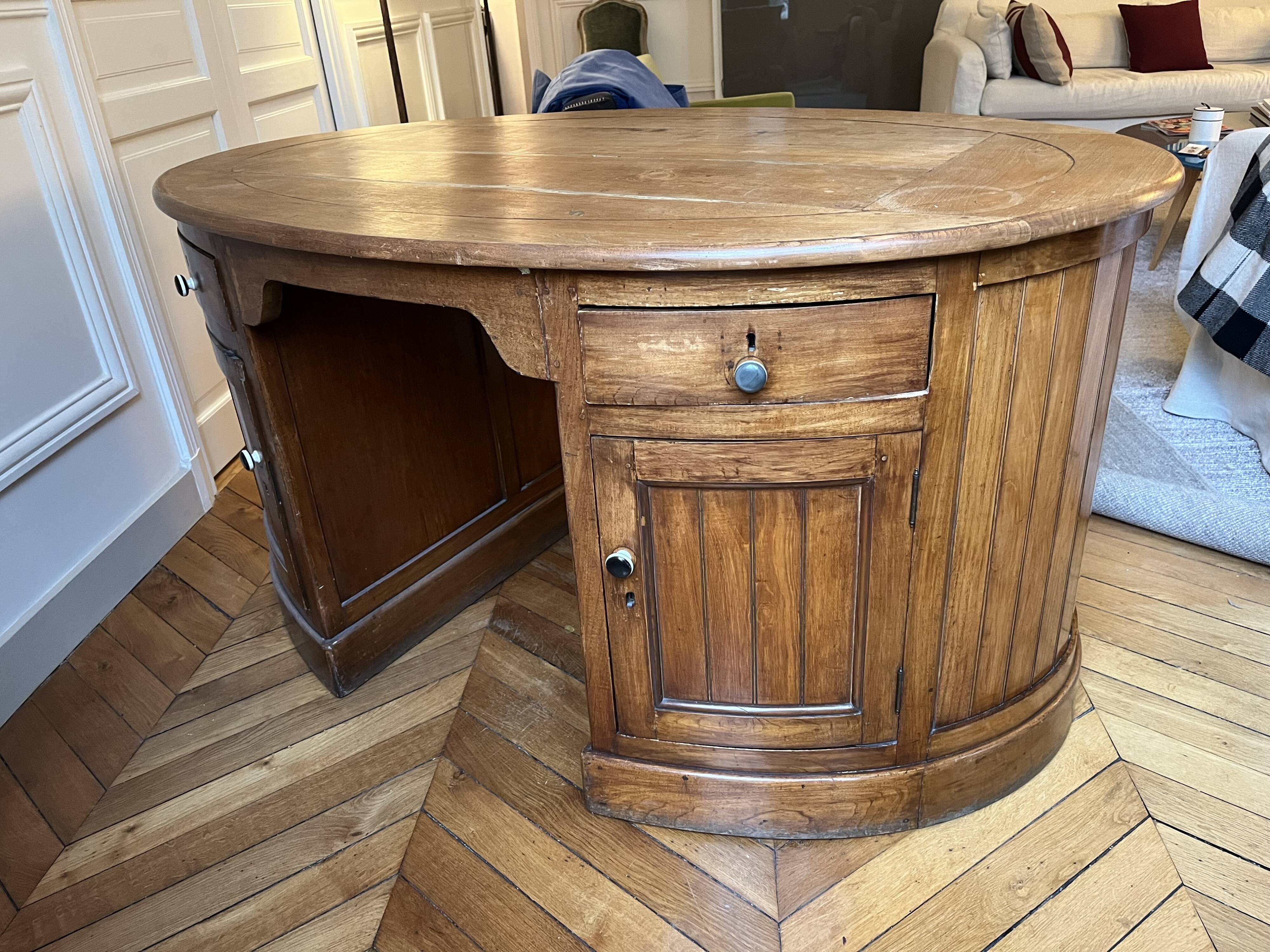 Oval desk in varnished solid wood