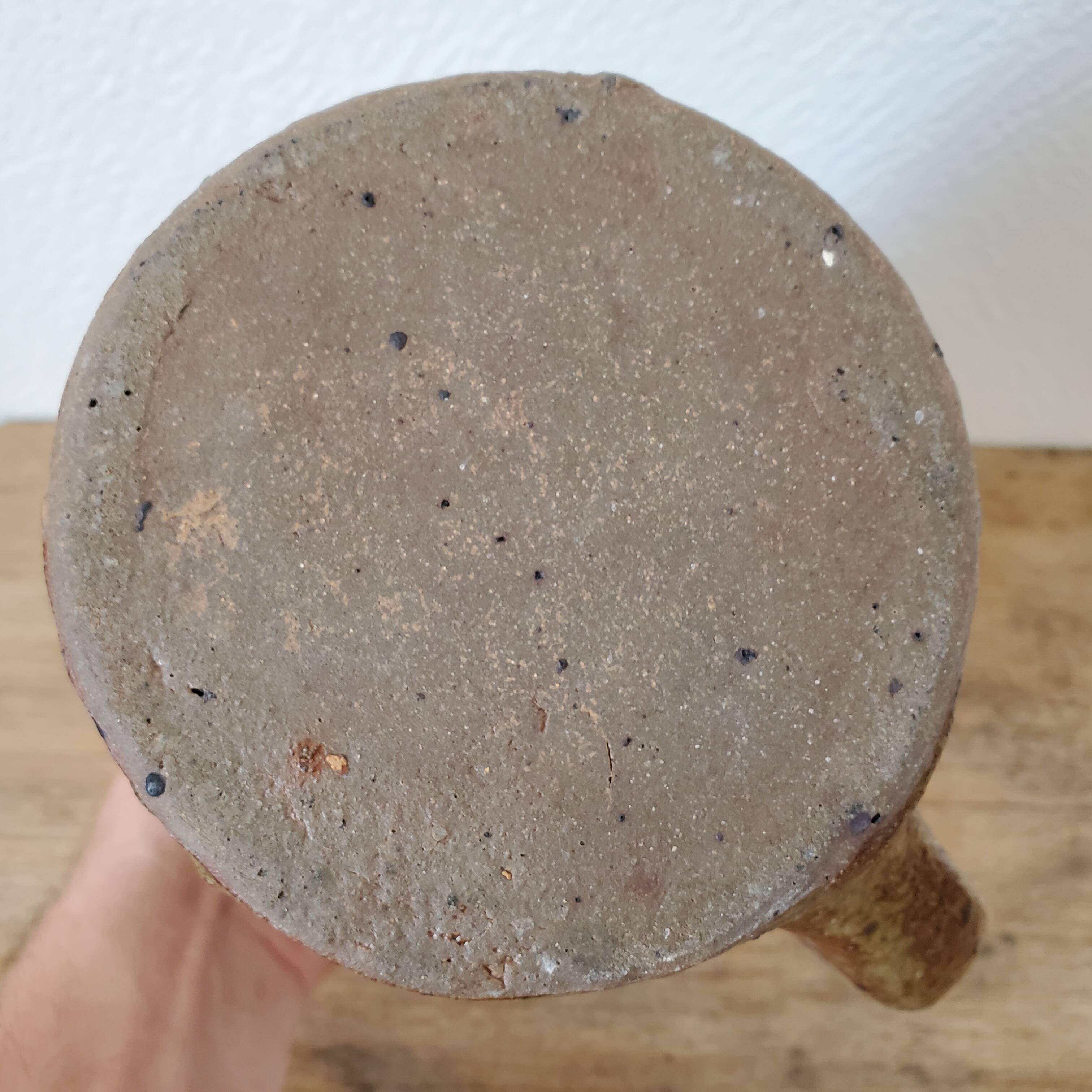 Pitcher vase in sandstone pyrity