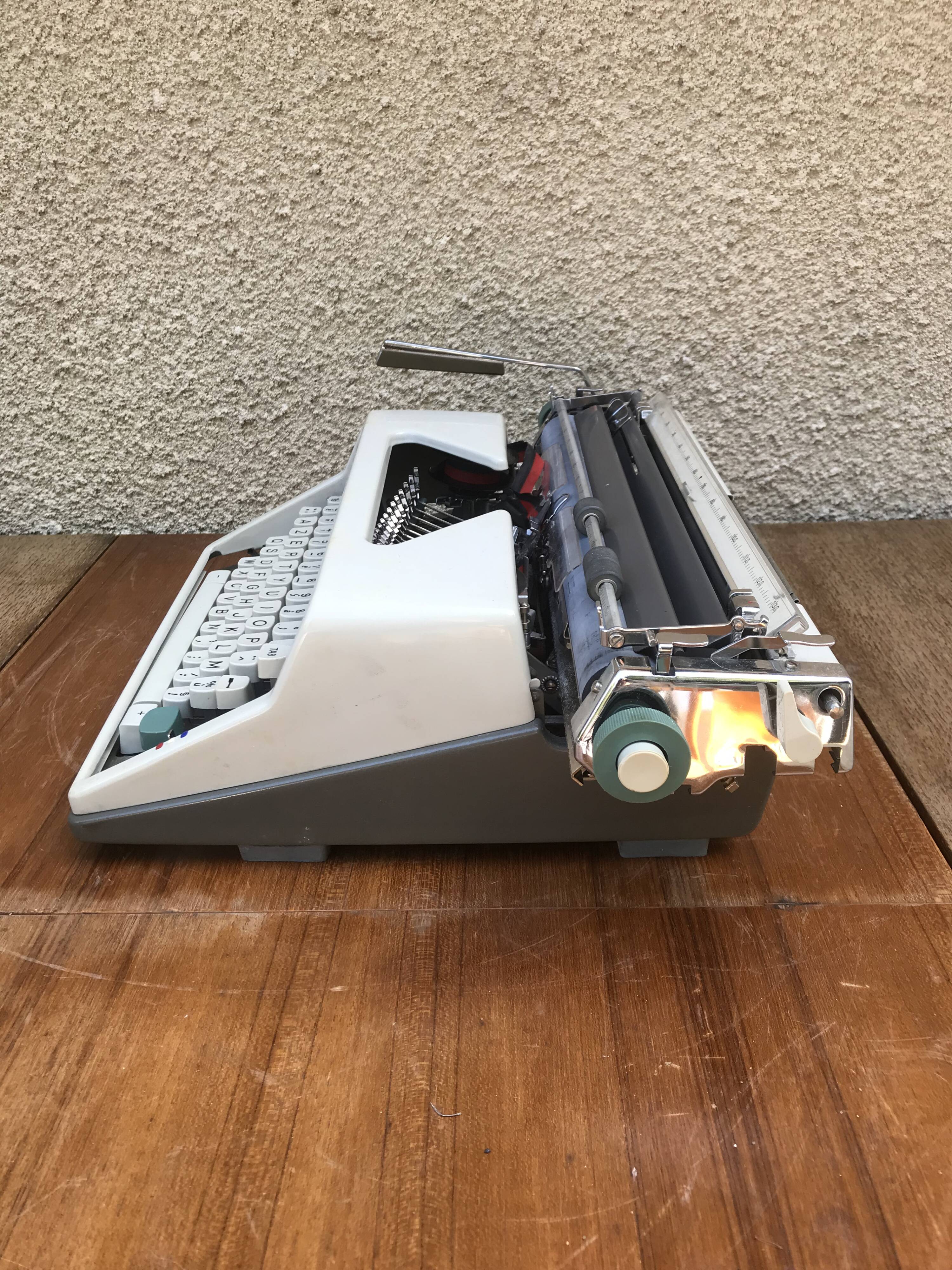 Former olympia metal beige writing machine