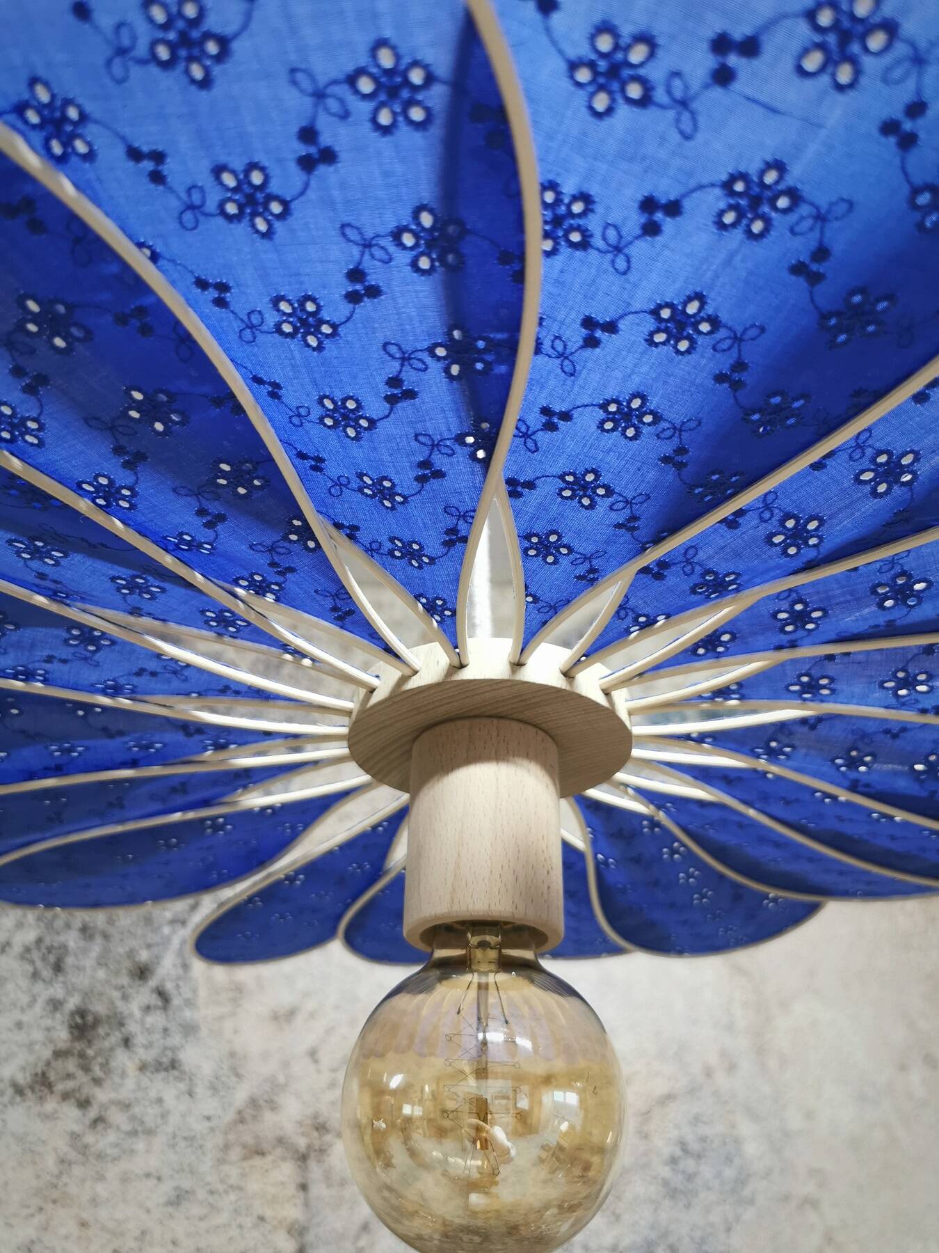 Suspension fleur 18 pétales en rotin et broderie anglaise