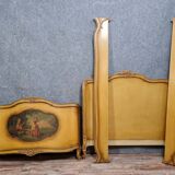 Lit Louis XV de forme corbeille en bois laqué et peint vers 1900
