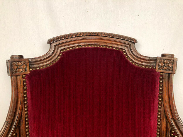 Bergère de style louis xvi garnie de velours rouge sombre, début xixe