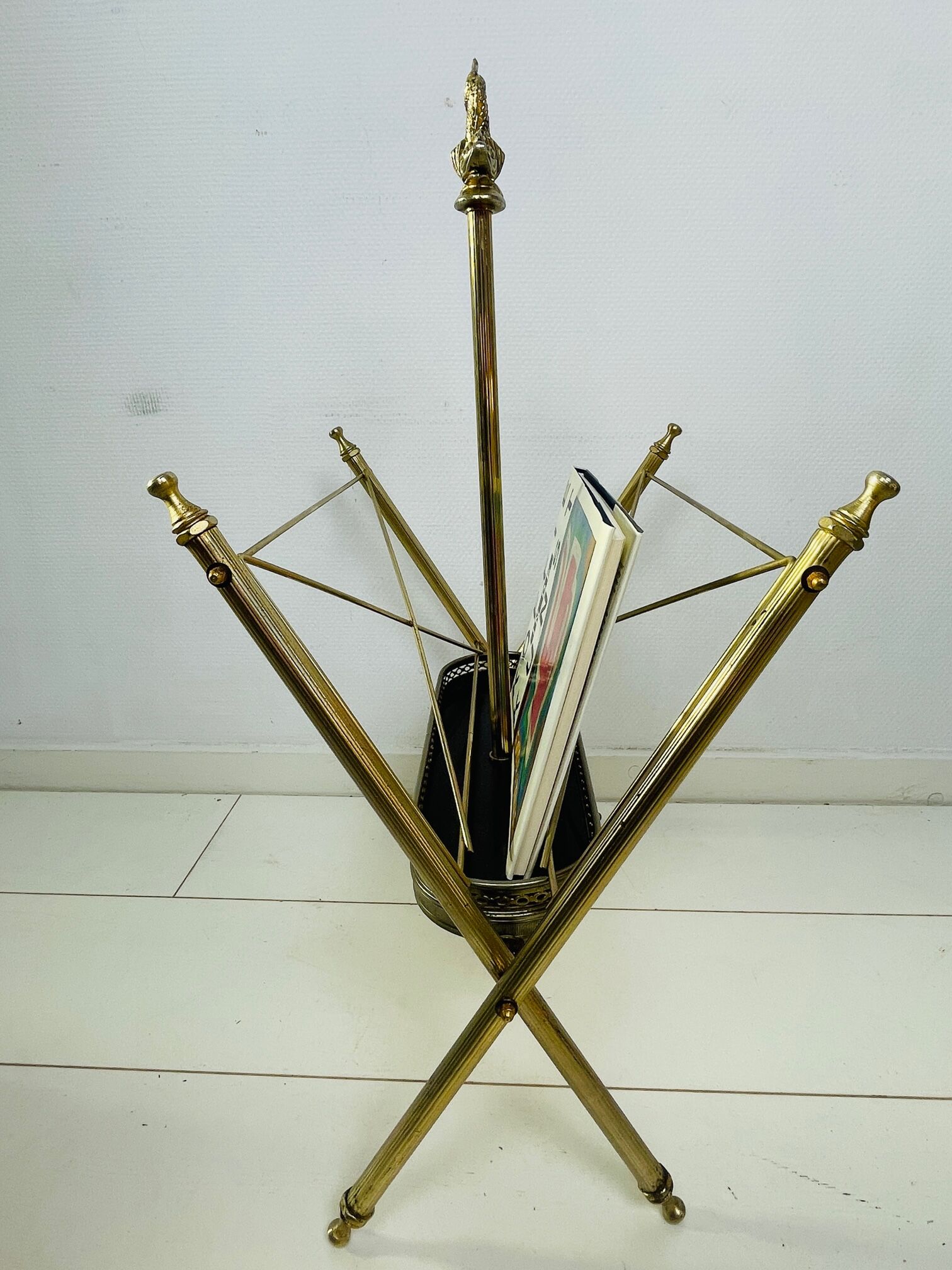 Porte-revues vintage n laiton néo classique