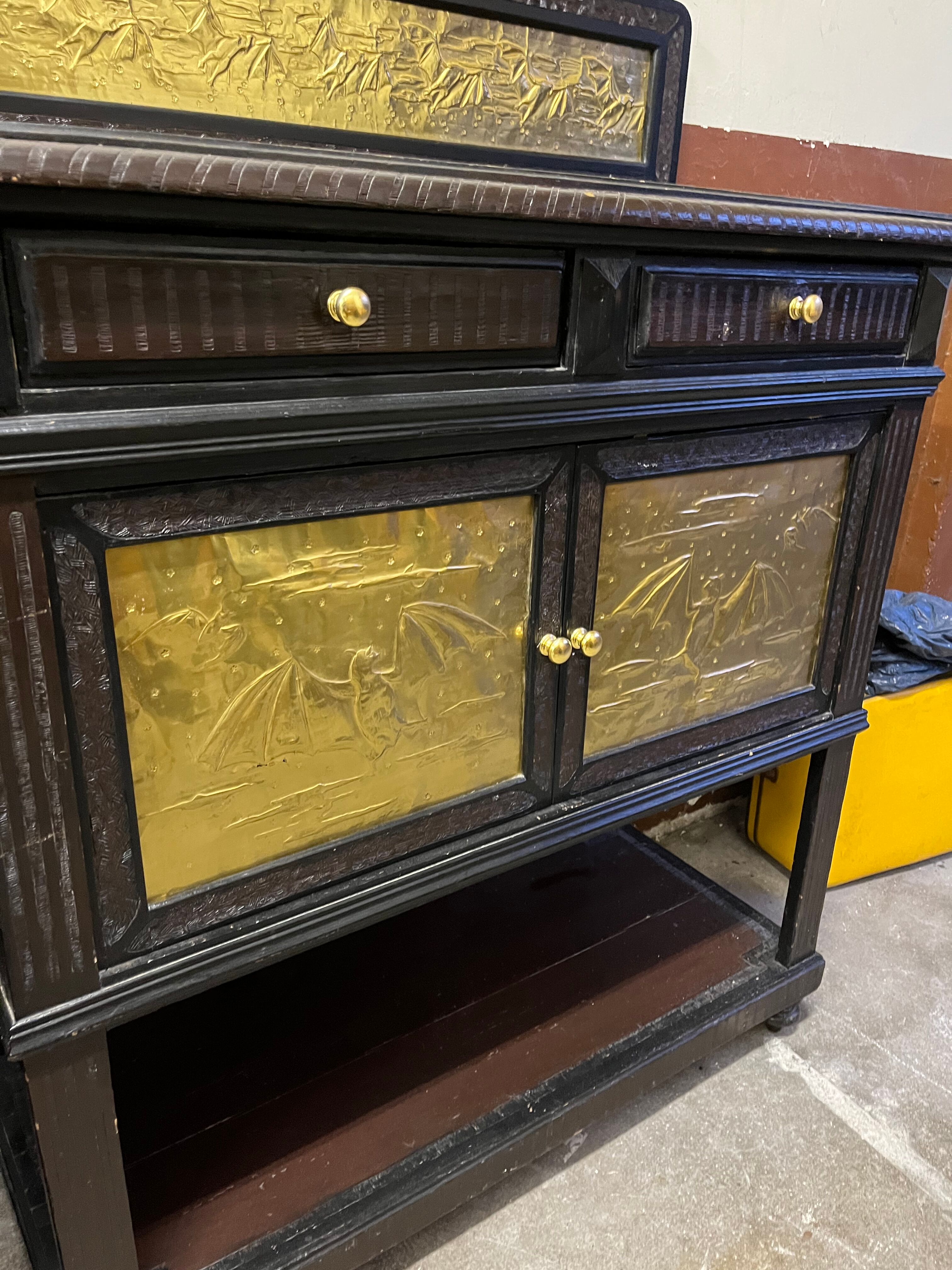 2-door sideboard with bat bronze plates