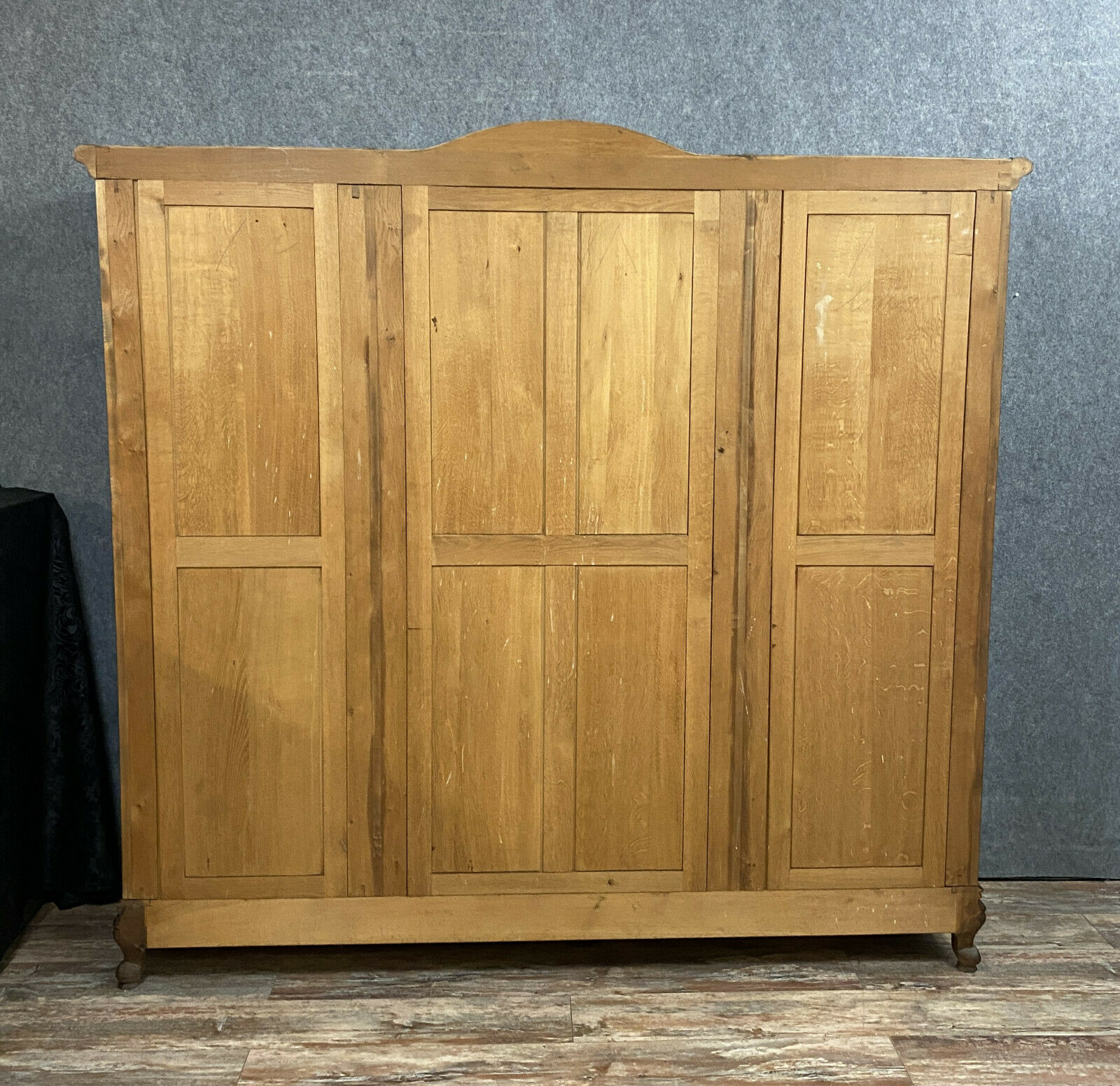 Armoire bibliothèque louis xv rocaille en noyer vers 1880-1900
