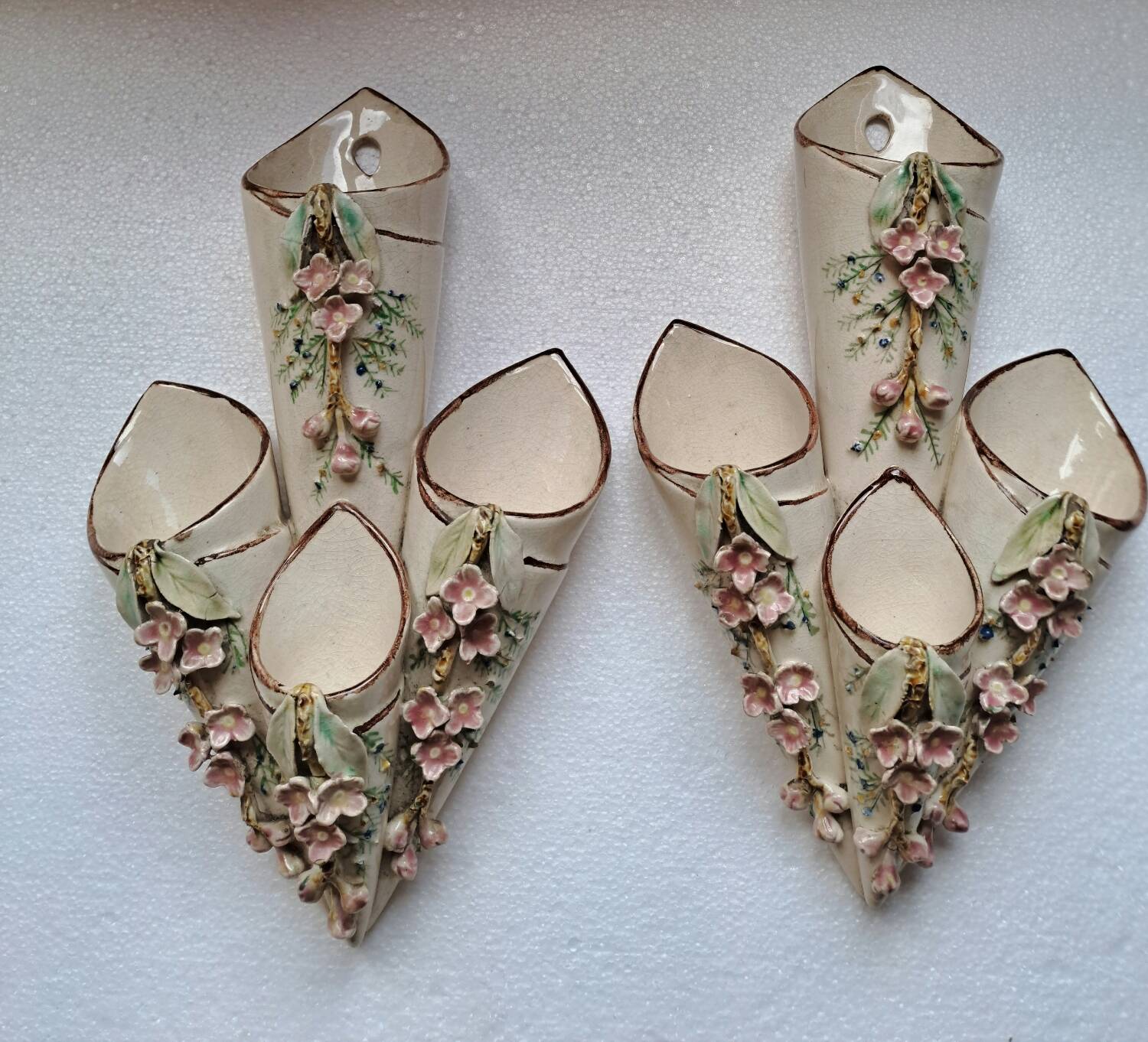 Paire de bouquetiéres en barbotine