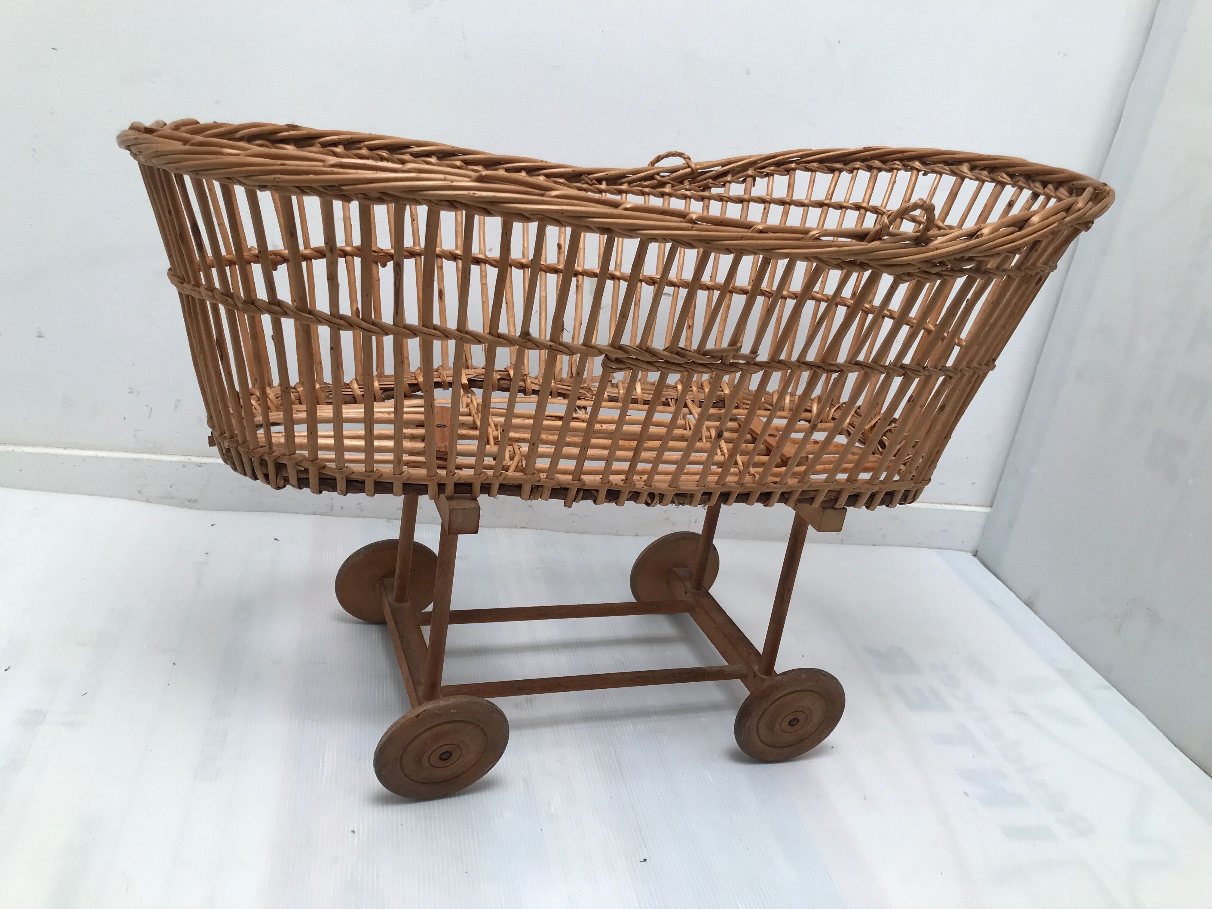 Berceau en osier pour poupée vintage
