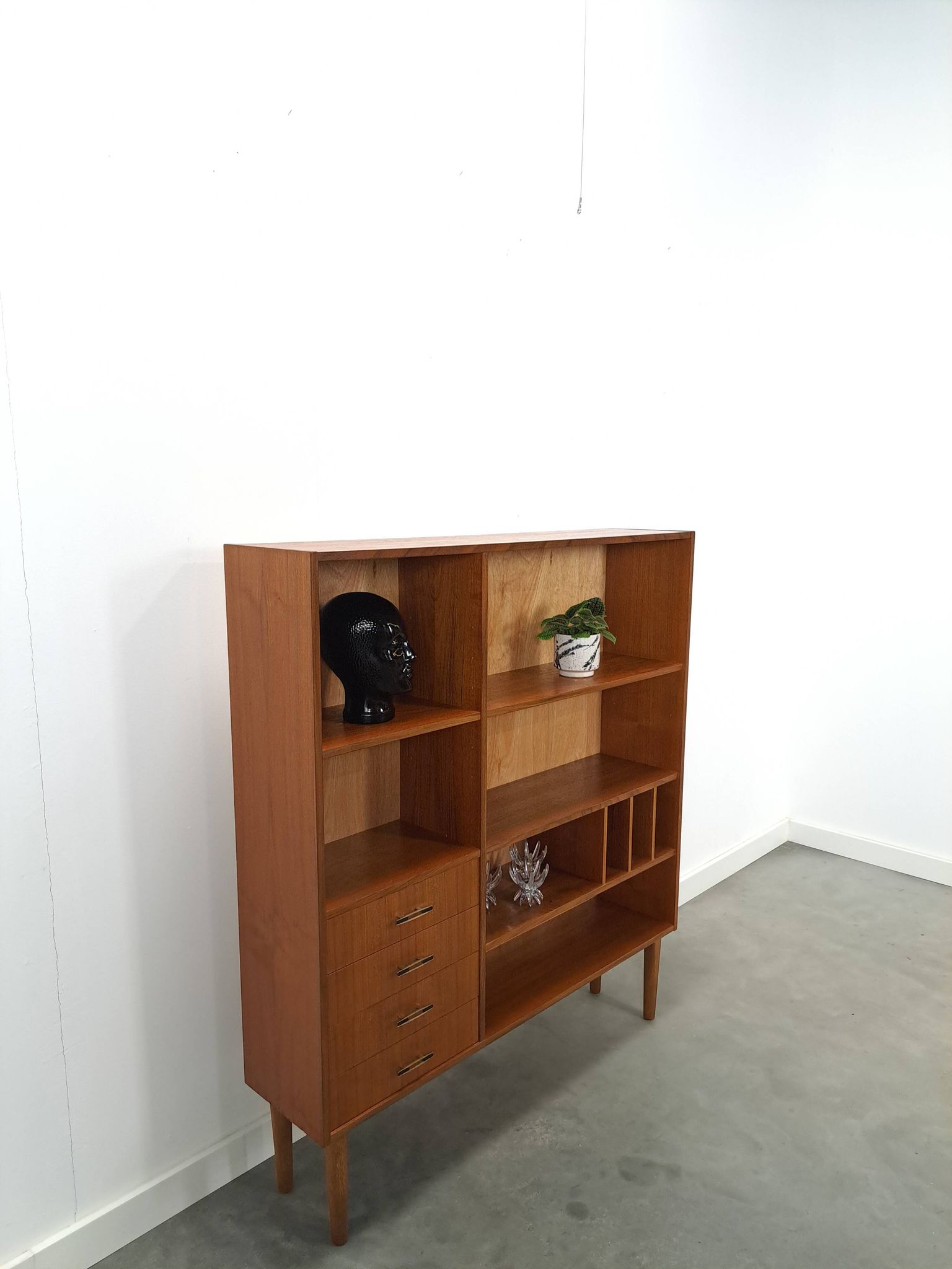 Deens teak vakkenkast met lades en hoge poten, vintage wandkast