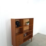 Deens teak vakkenkast met lades en hoge poten, vintage wandkast