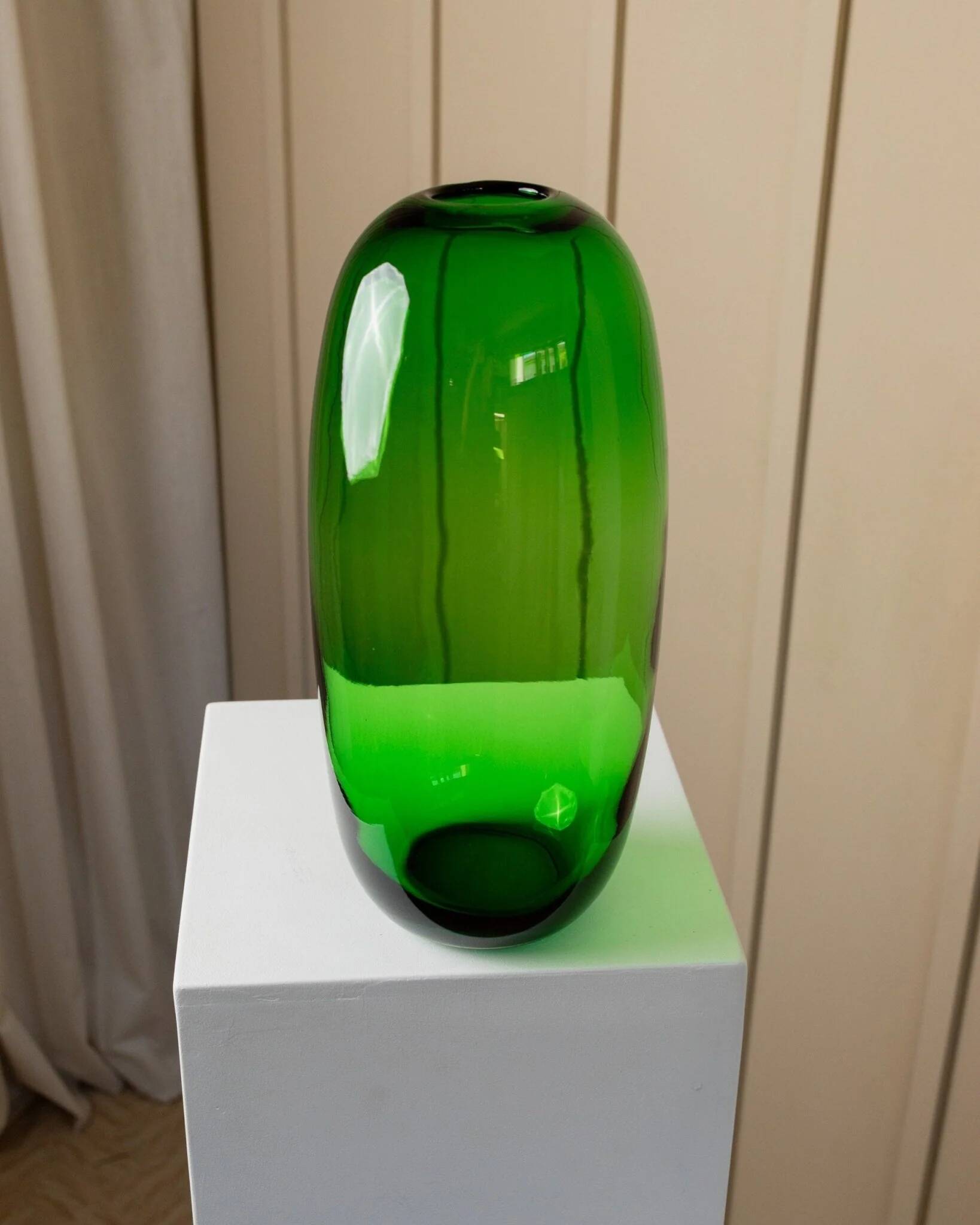 Vase en verre vert vintage XXL, design ovale des années 50 par Maria Vinka pour Ikea (série Stockholm, années 1990)