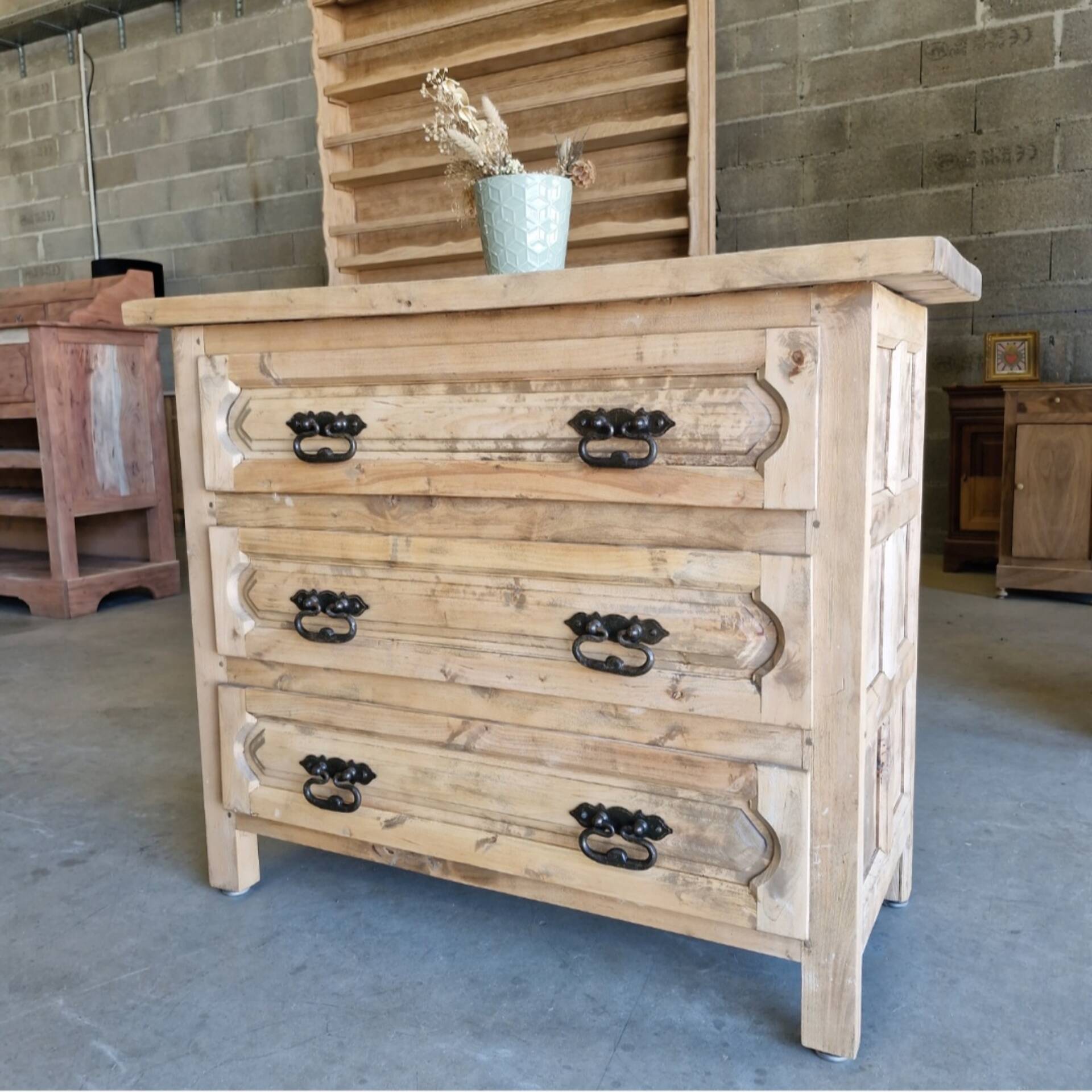 Commode ancienne en bois massif – rénovée