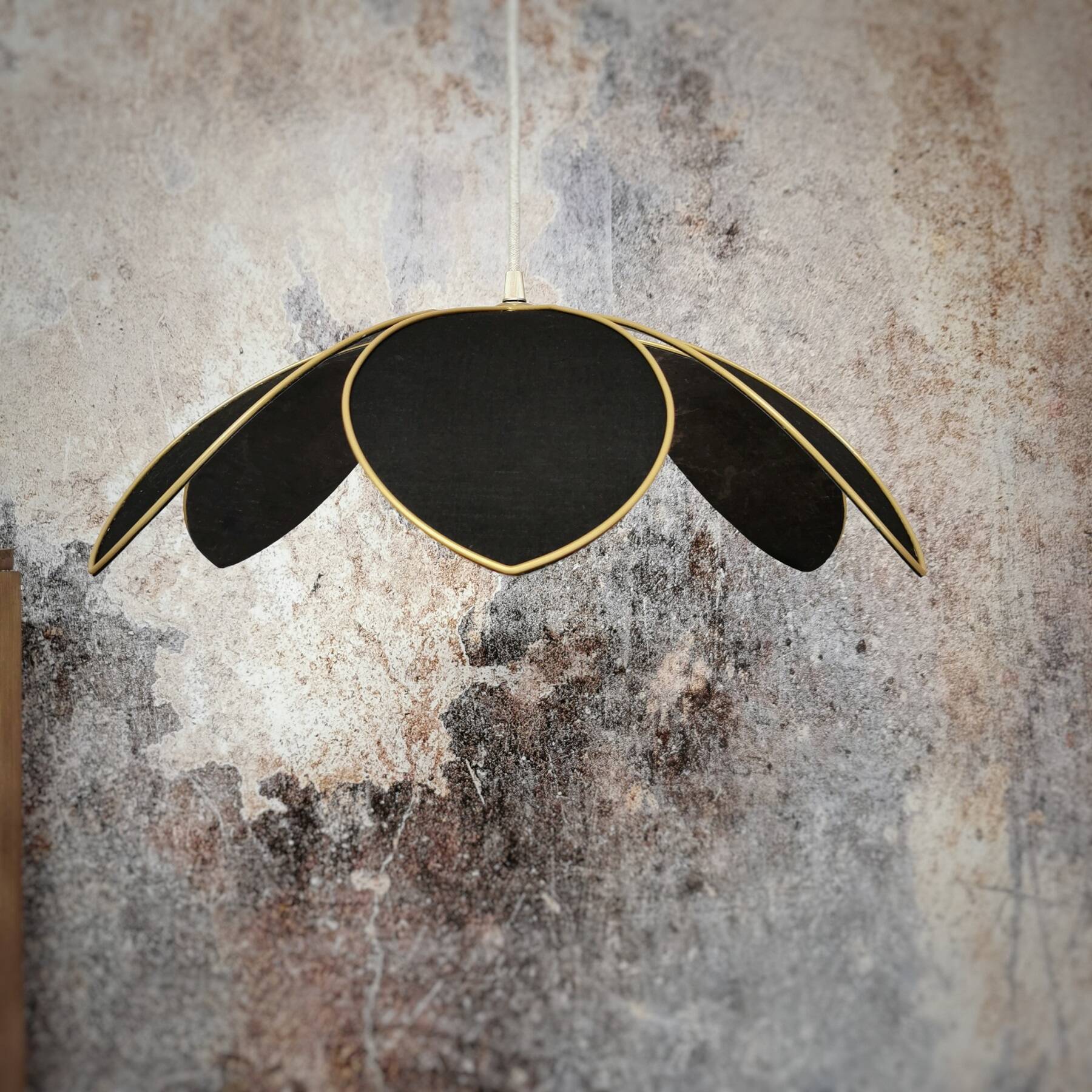 Flower suspension with metal structure and 6 black linen petals