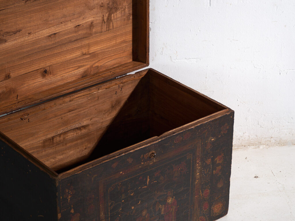 Antique chest painted in pine wood – China, around 1900