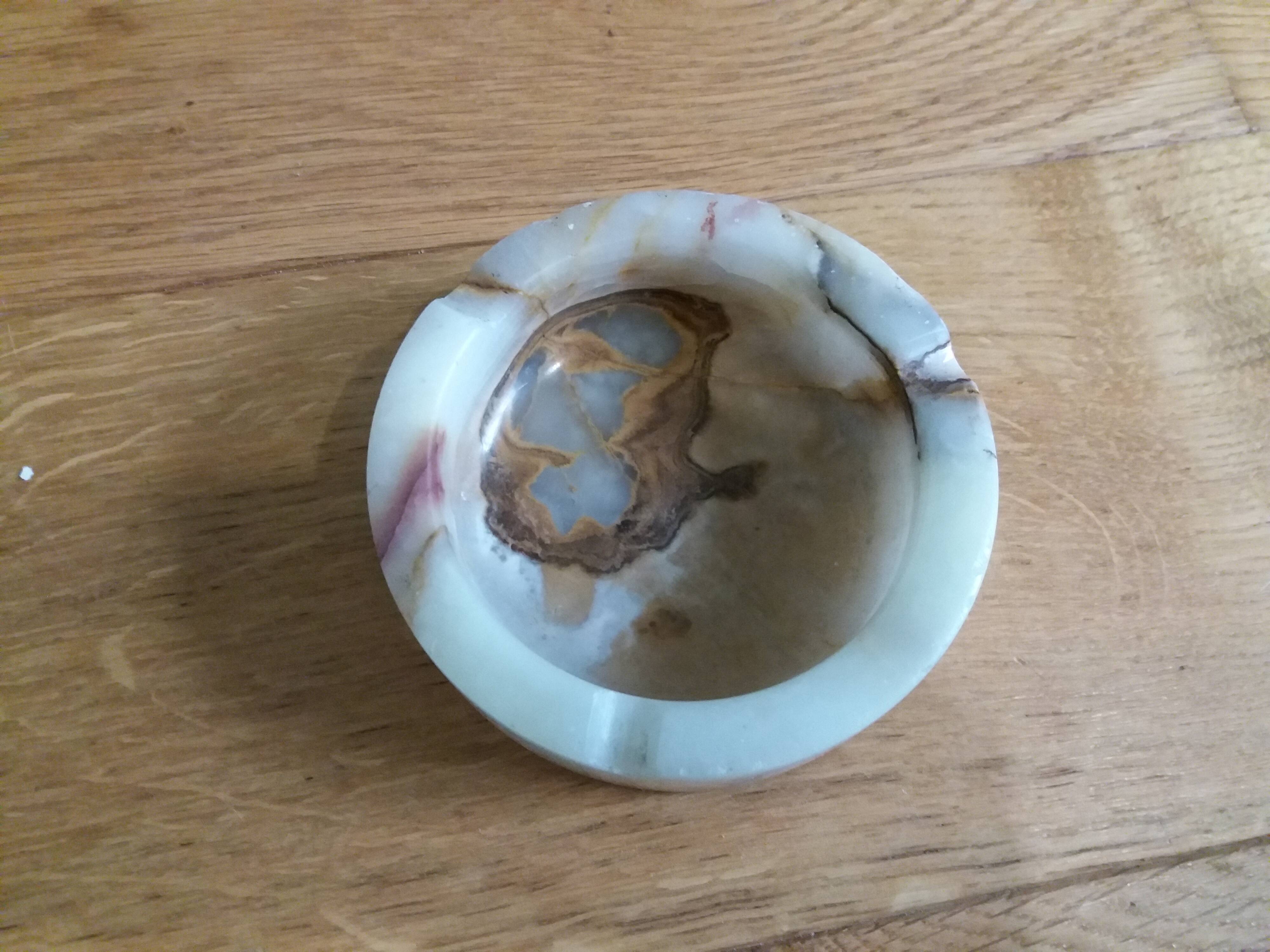 Cendrier rond en albâtre