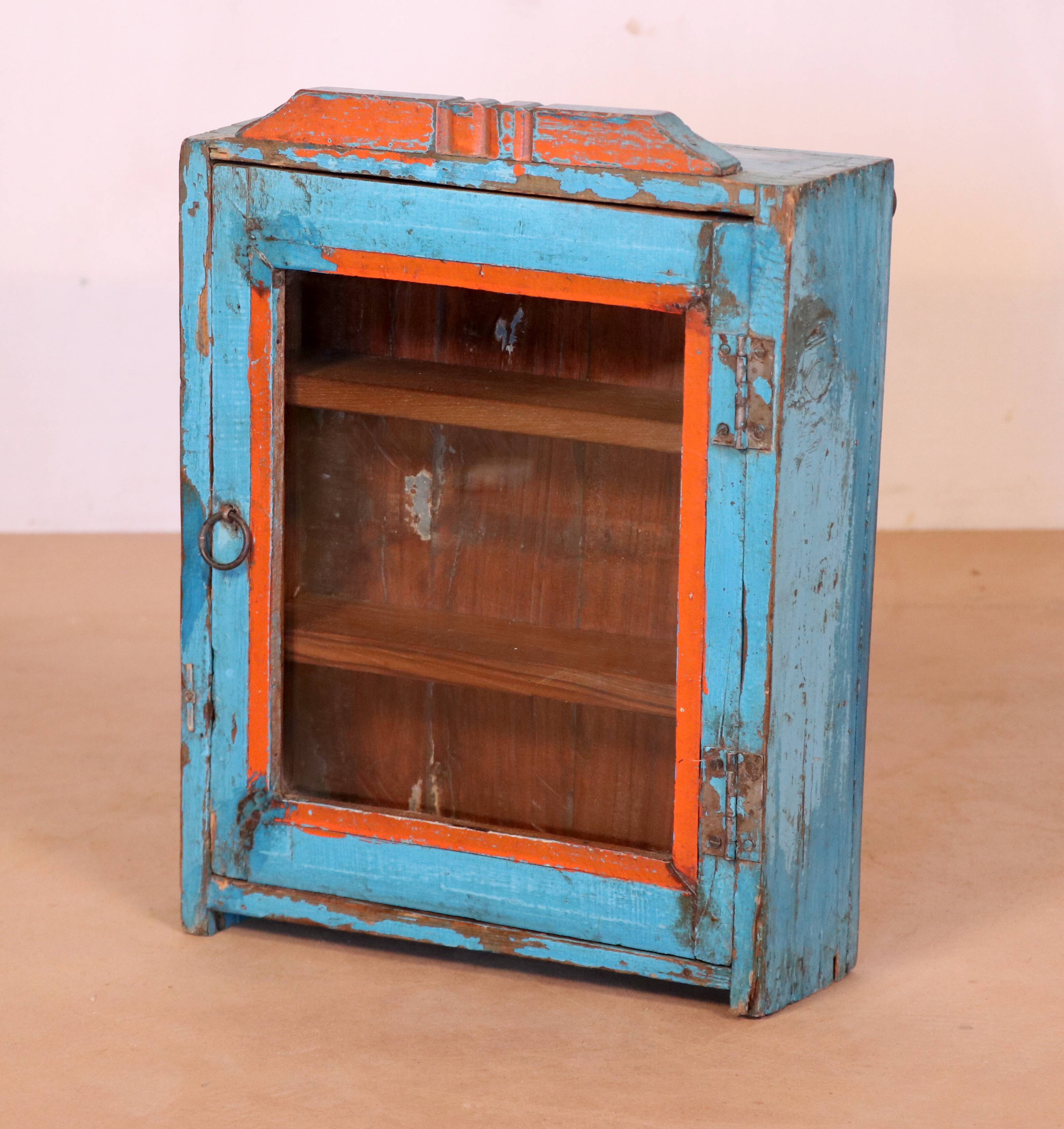 Ancienne vitrine murale art déco en teck birman patine bleue-rouge d'origine