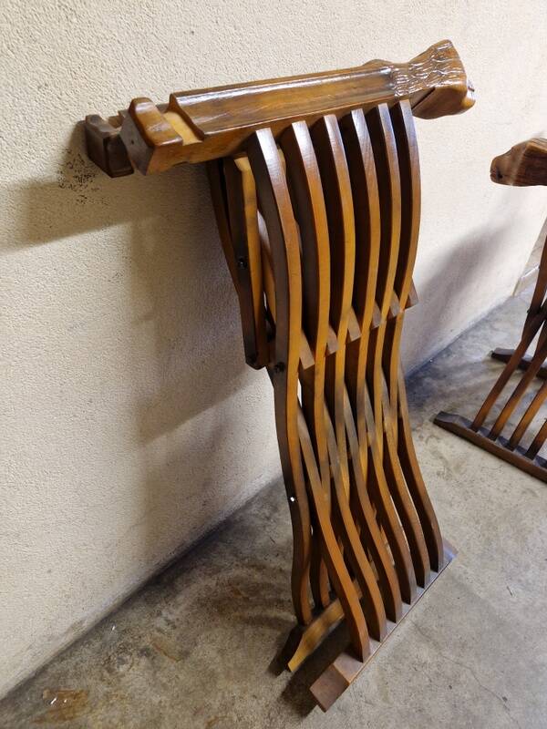 Pair of curule chairs known as Savonarole chairs - In carved wood