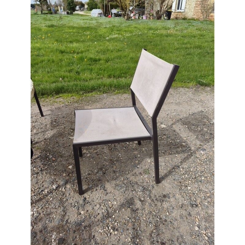 Garden furniture in stone with a vintage 1970s iron base.