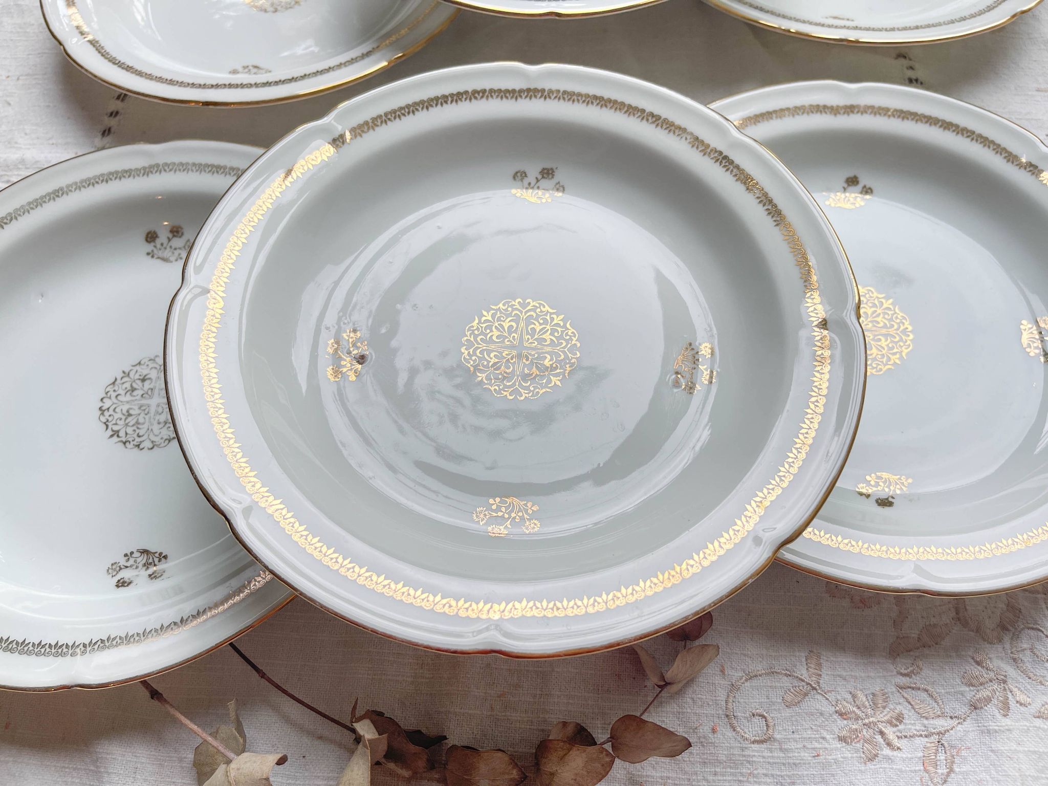 6 Assiettes creuses porcelaine vintage Française motif rosace dorées