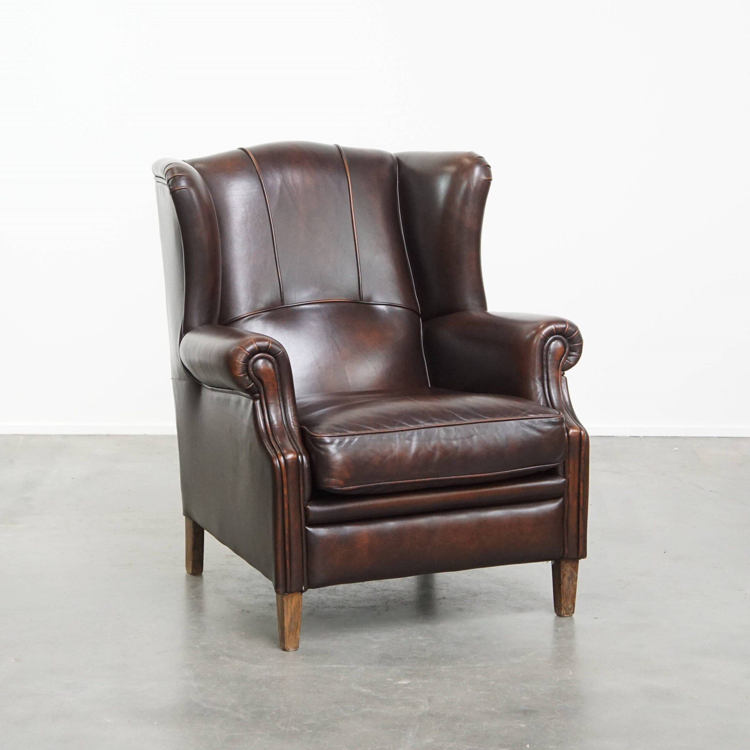 Fauteuil à oreilles de style anglais en cuir de vachette
