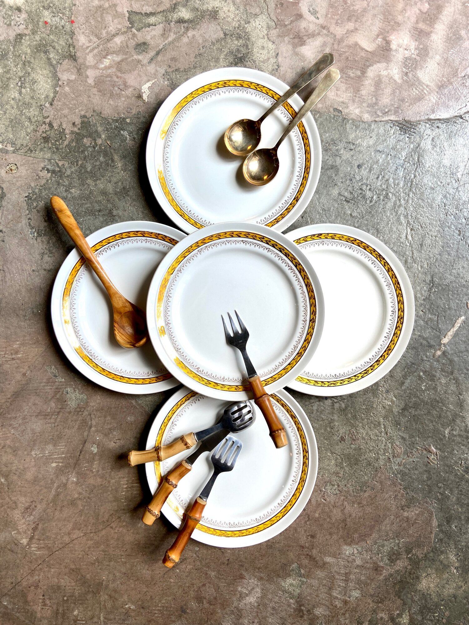 5 St Amand flat plates in yellow and gold earthenware