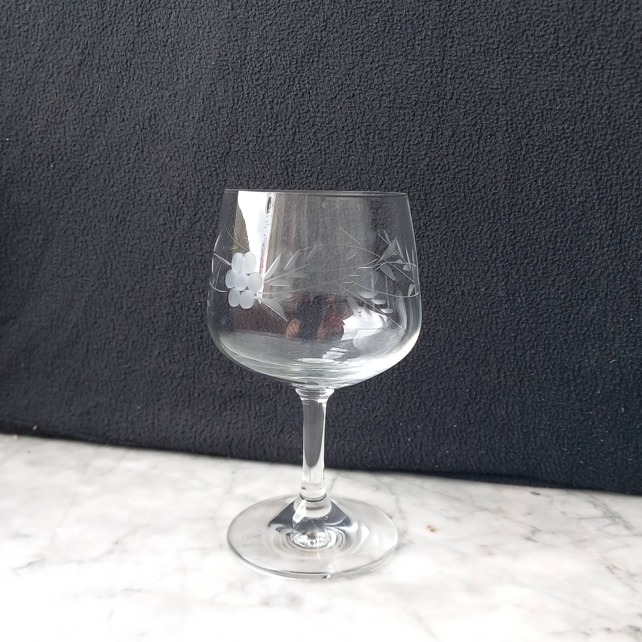 6 verres à eau et pichet en cristal gravé années 70