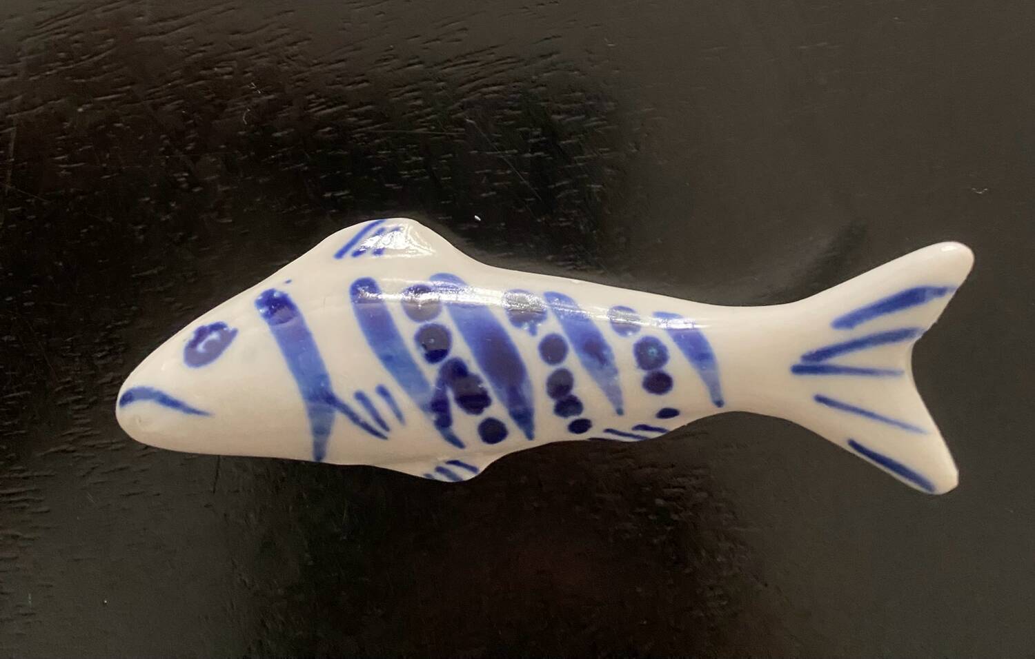 7 fish-shaped porcelain knife holders