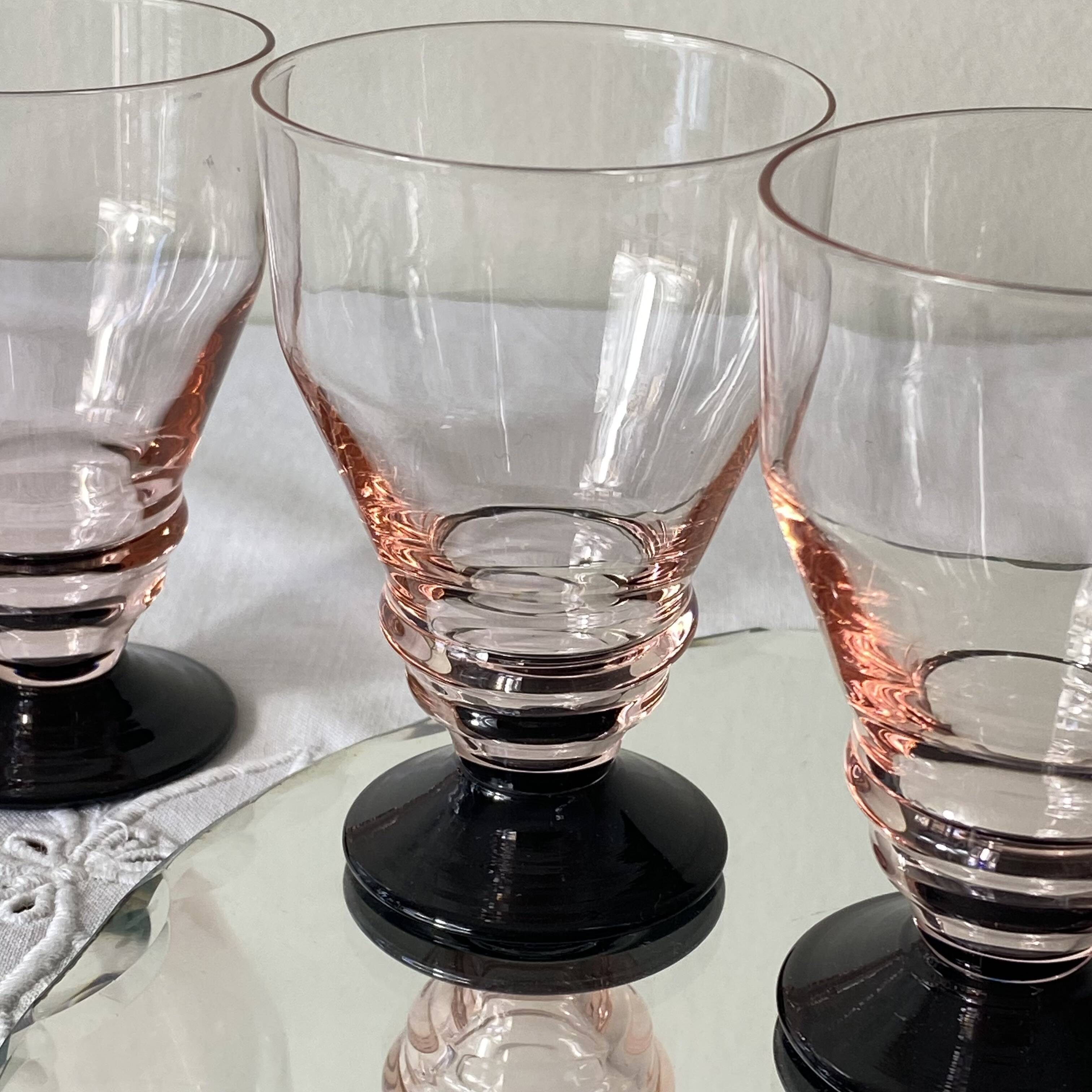 6 small Art Deco pink glasses with black stems, 7 cl.