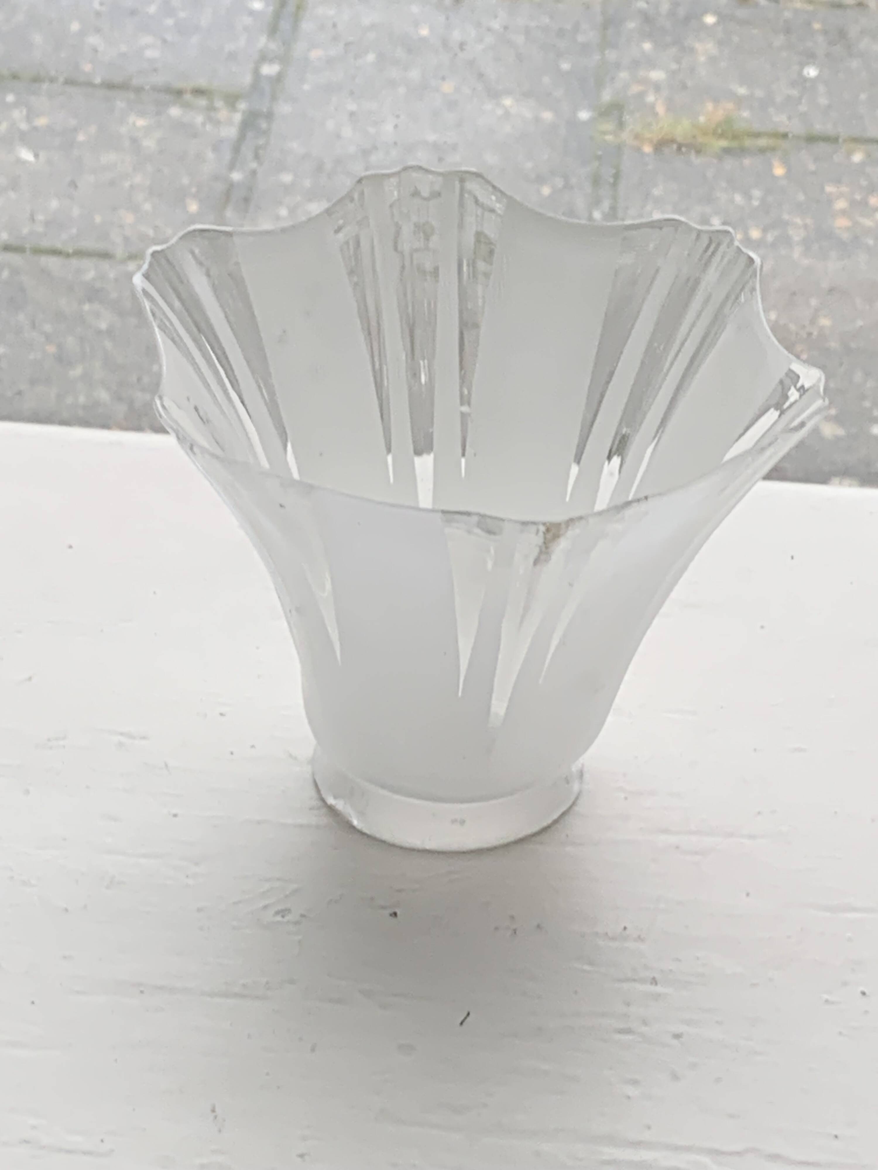 Globe tulipe en verre transparent et blanc, en forme de corolle de fleurs, vintage 1950
