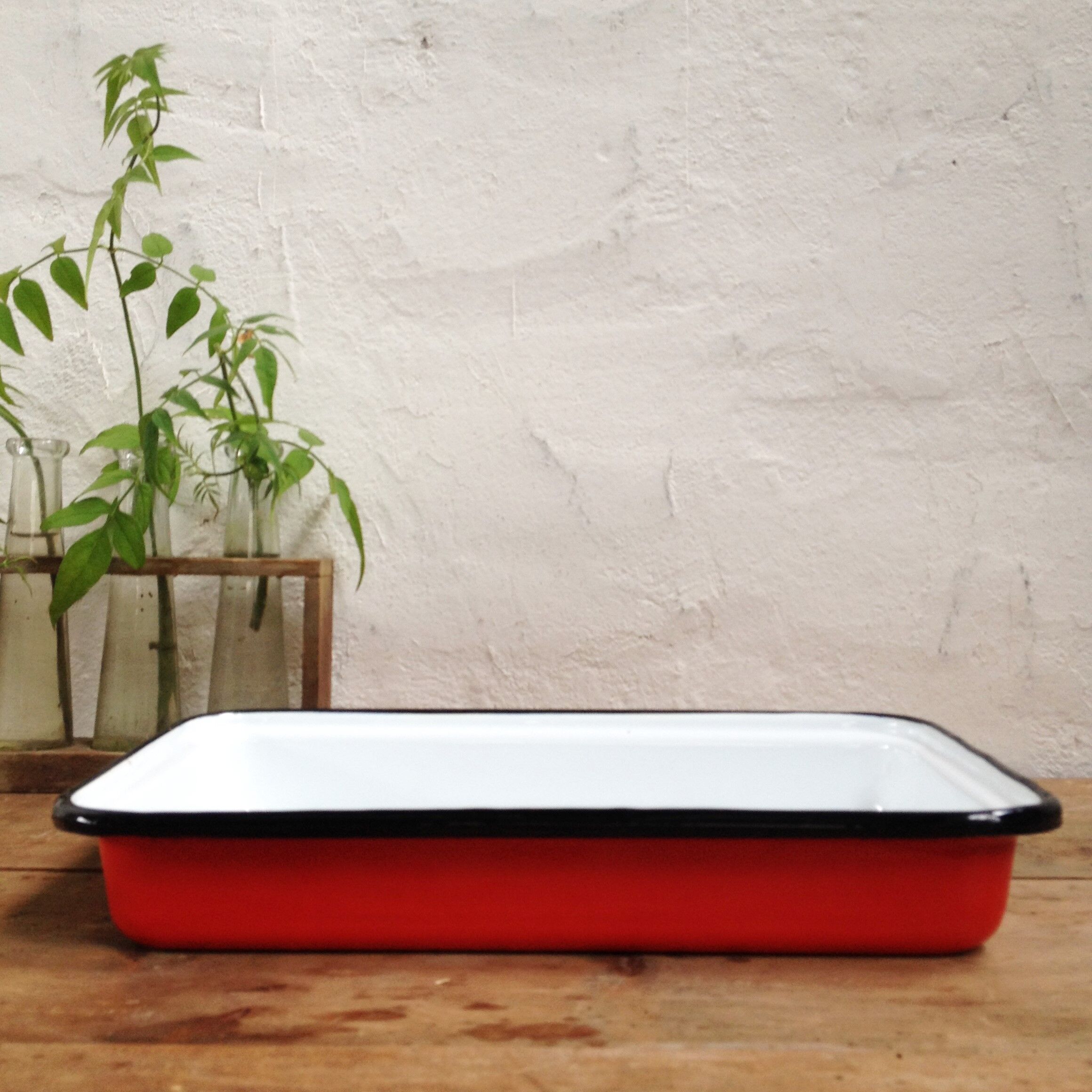 Red enamelled plate dish