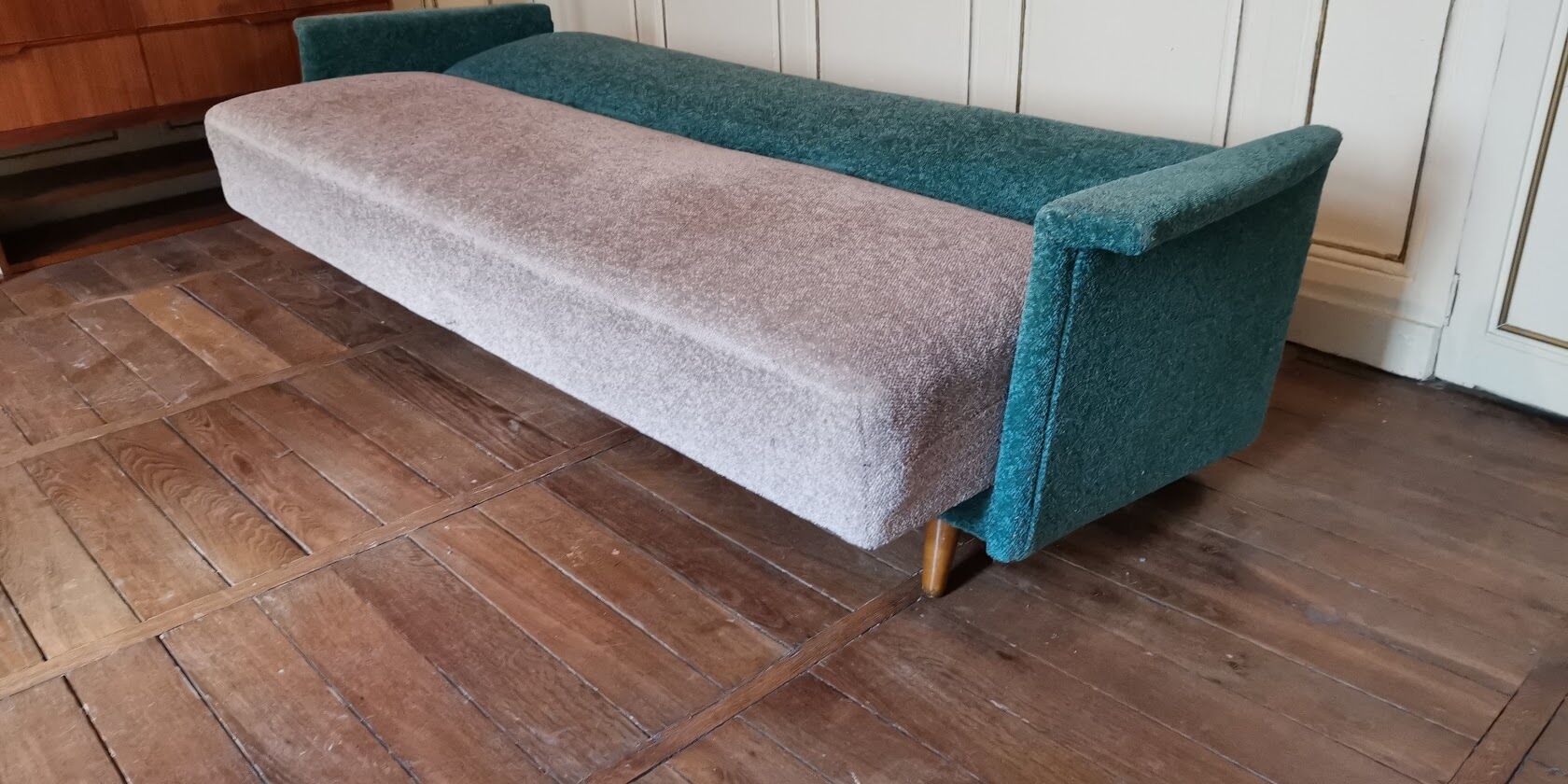 Daybed convertible sofa from the 50s and 60s teddy fabrics in two colors Turquoise and beige