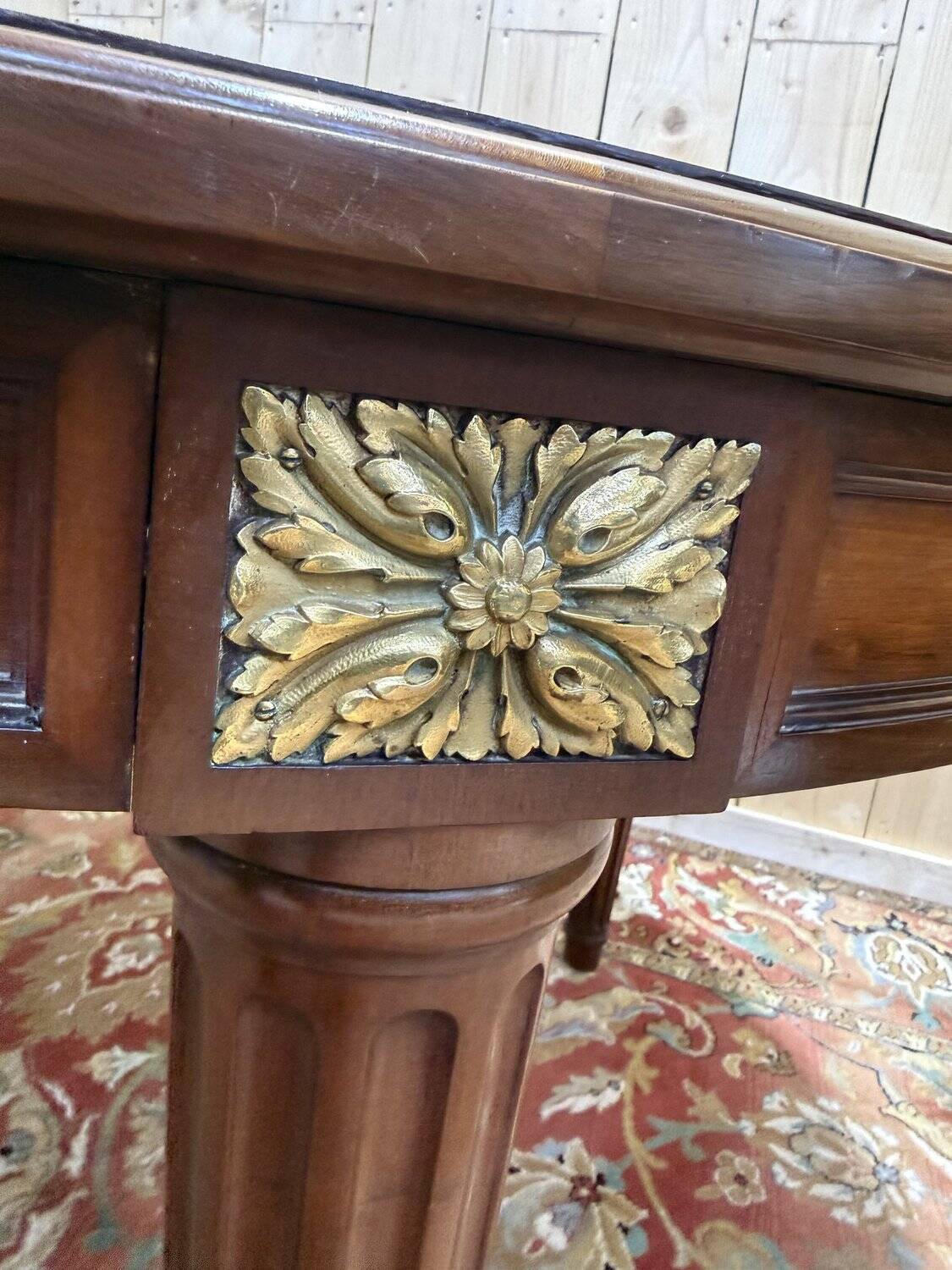 Oval dining table in Louis XVI style made of mahogany.