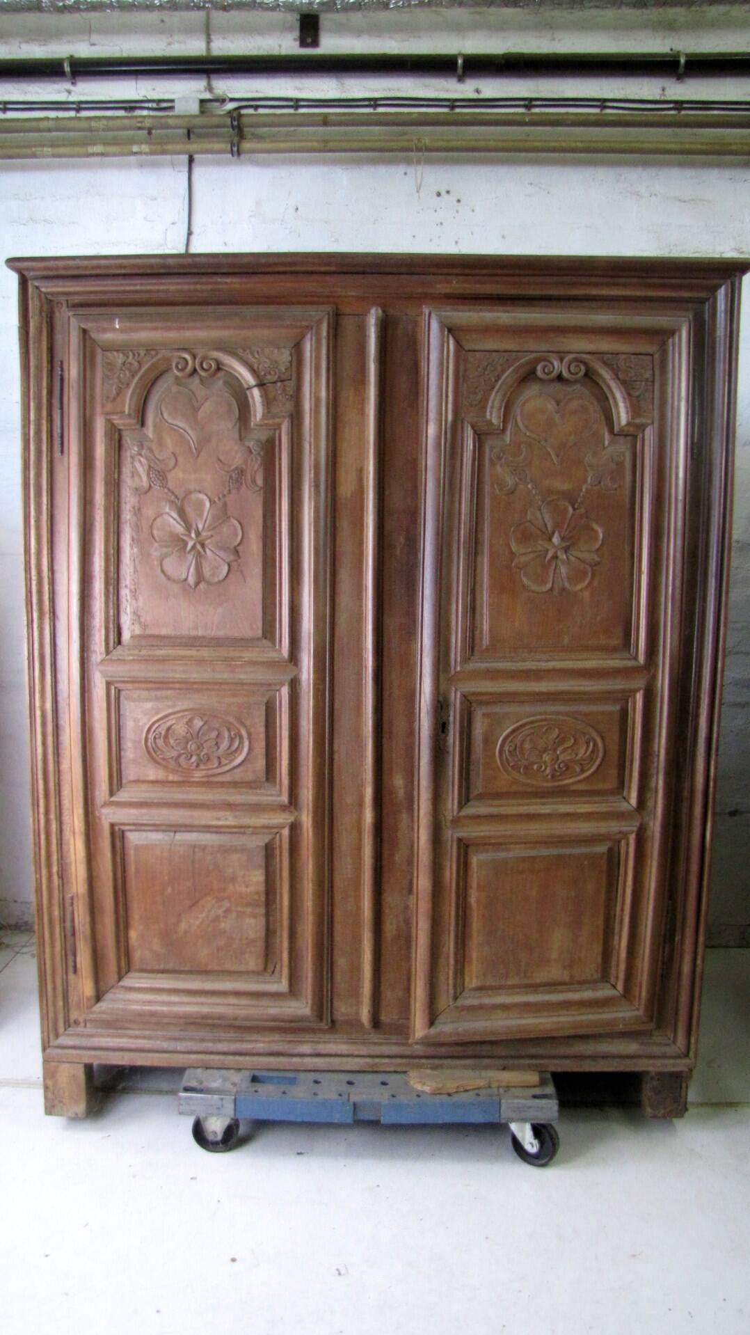 Antique baroque cabinet in solid oak