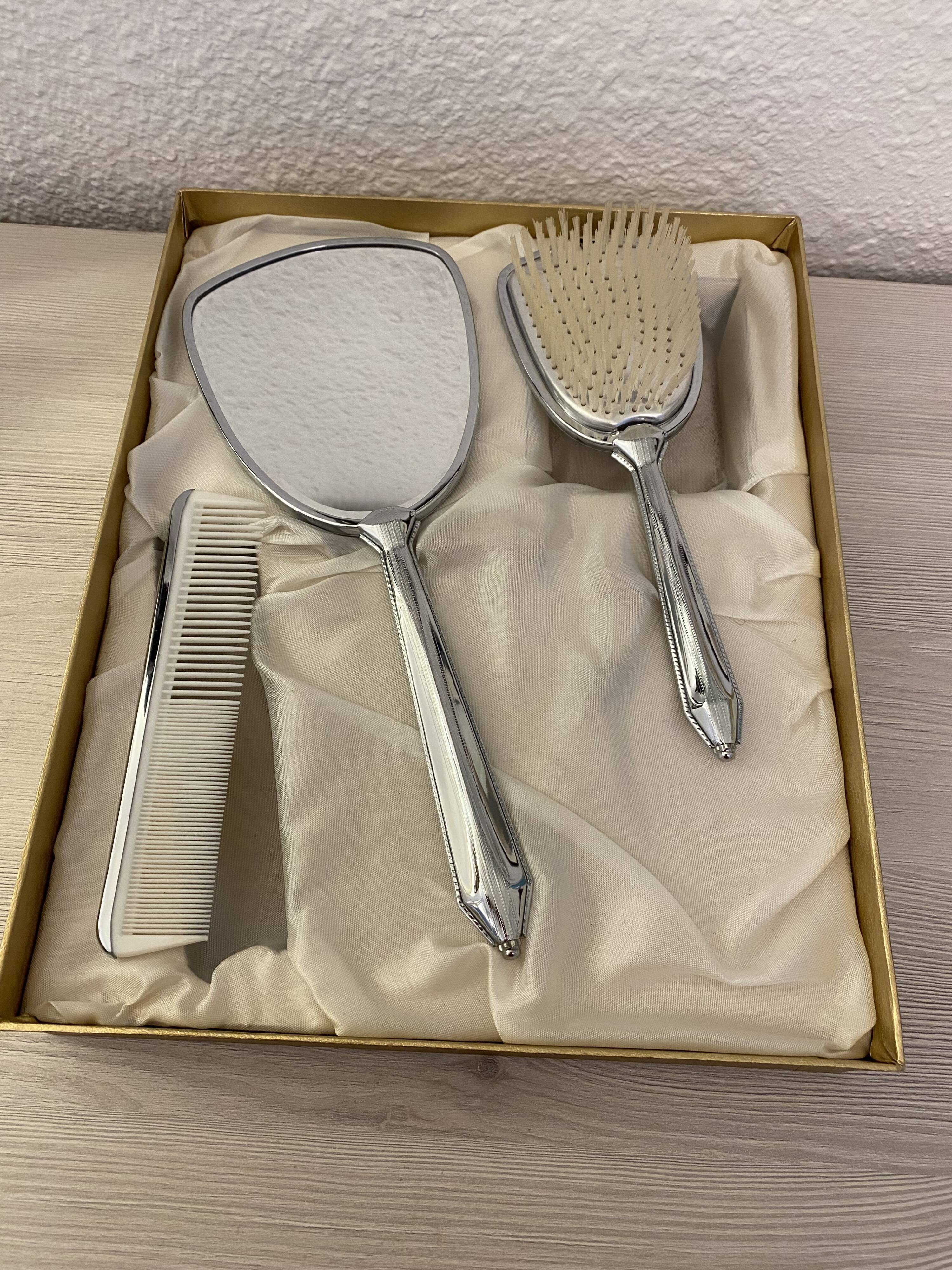 Hand to facing vanity set, hairbrush and comb 50s/60s