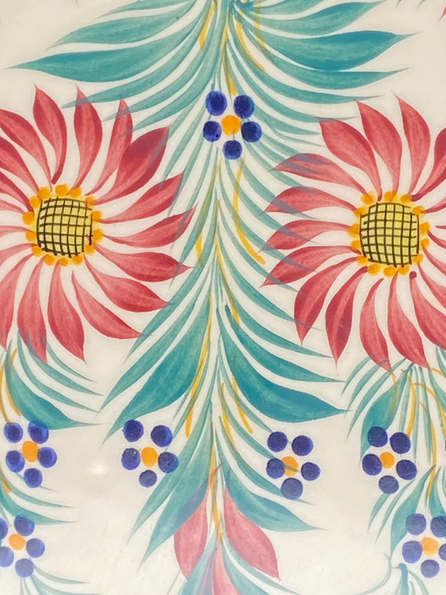 Serving dish and ceramic presentation of Quimper floral motif