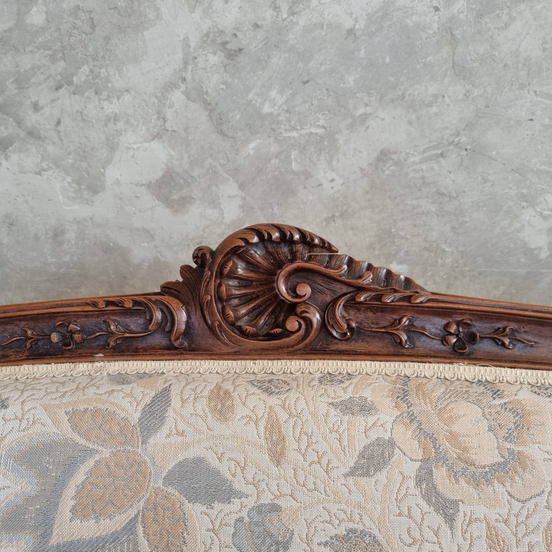 Small sofa or bench in Louis XV style, rococo.
