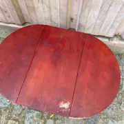 Vintage side table with drop-leaves and solid wood magazine rack from the 1960s.